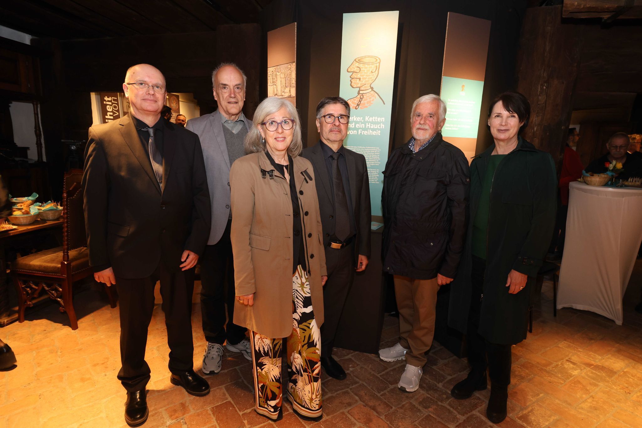 Philosph Hans Gruber, Vizeobmann Gerhard Beer, Lektorin Lydia Romanos Hofer, Obmann Martin Caldonazzi, Autor und Jurist Alfons Dür und Lektorin Sabine Gruber.