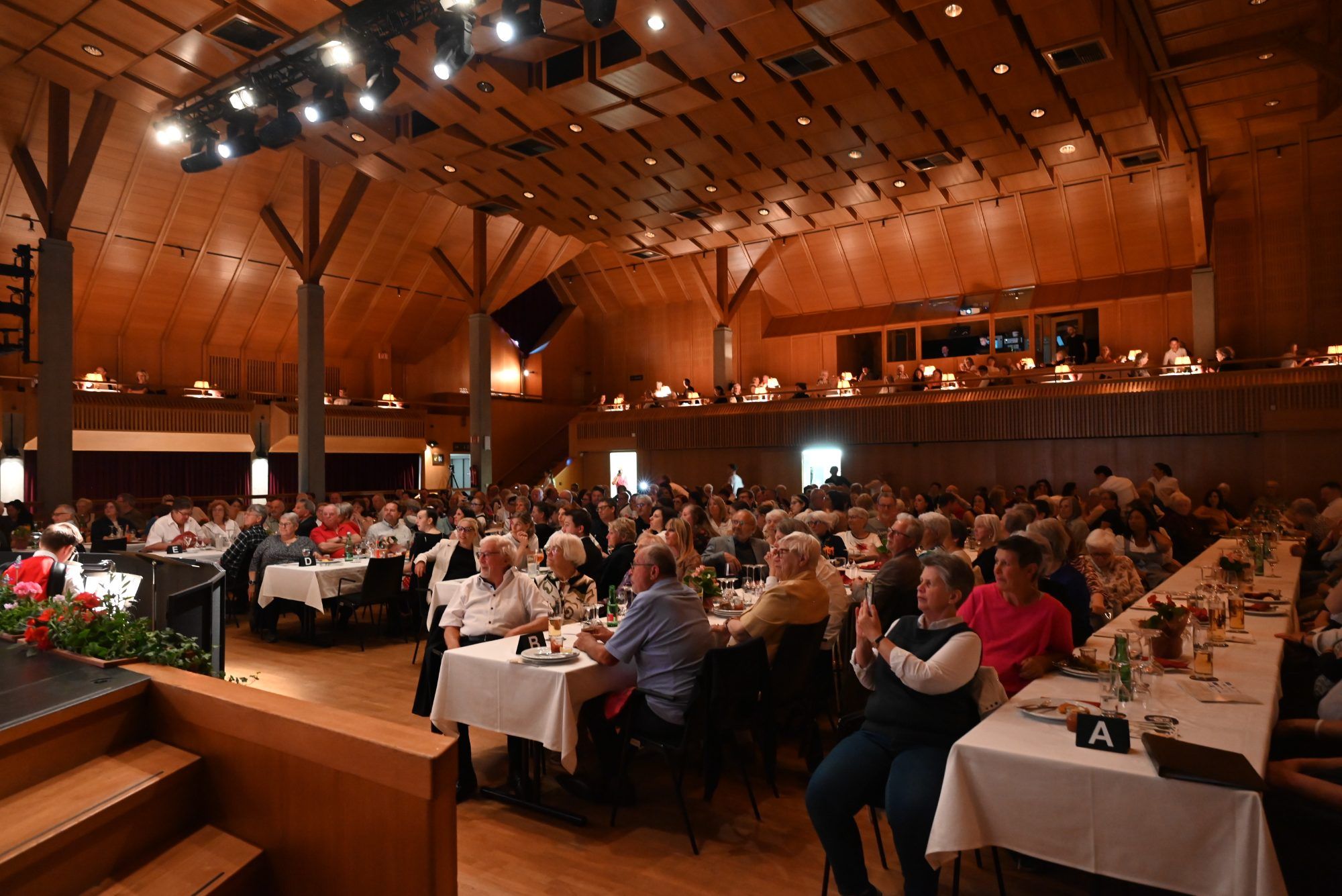 Der Reichshofsaal war voll, die Gäste freuten sich auf einen ausgelassenen Abend.