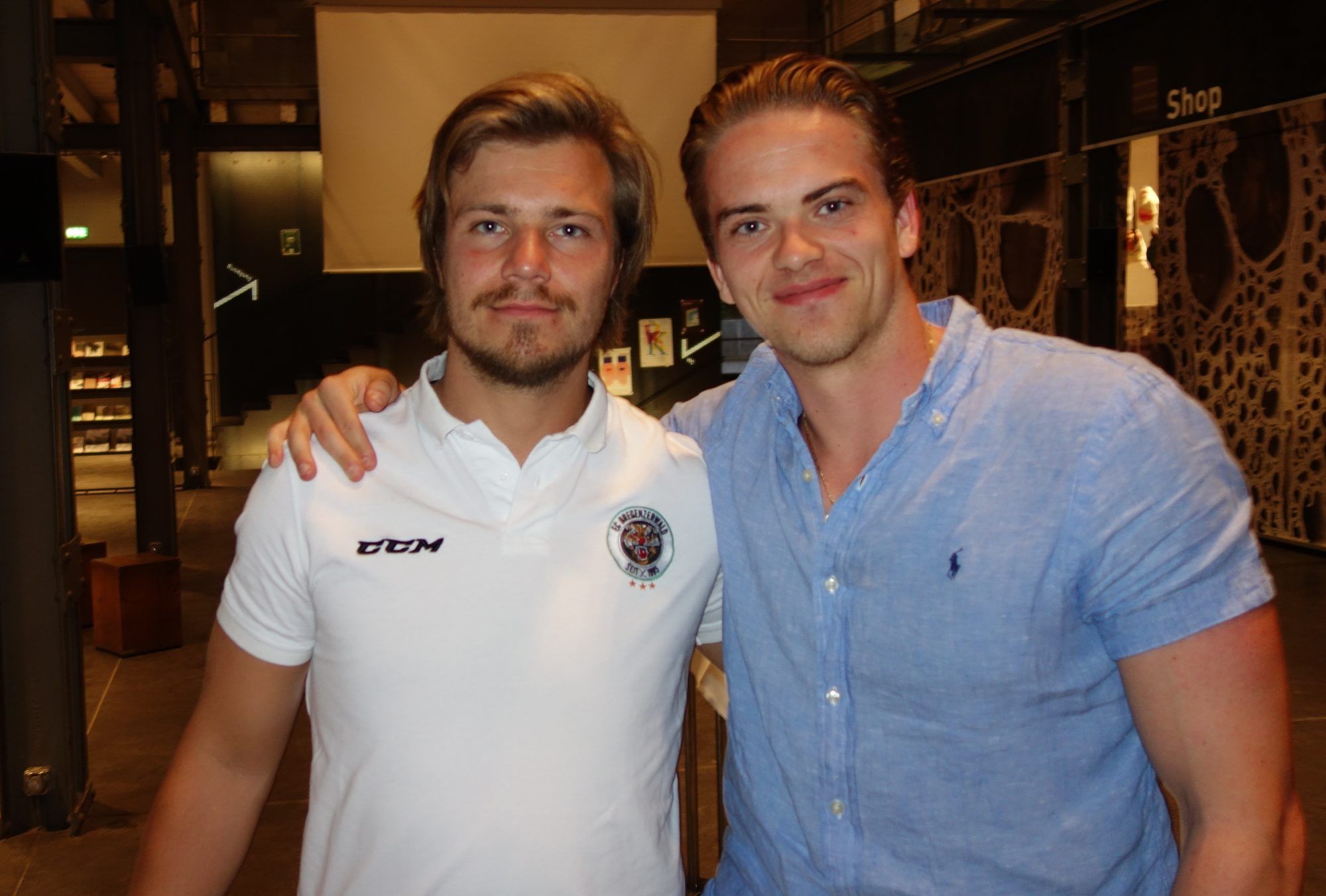 Die Eishockeycracks Roberts Lipsbergs (li.) und Philipp Pöschmann.