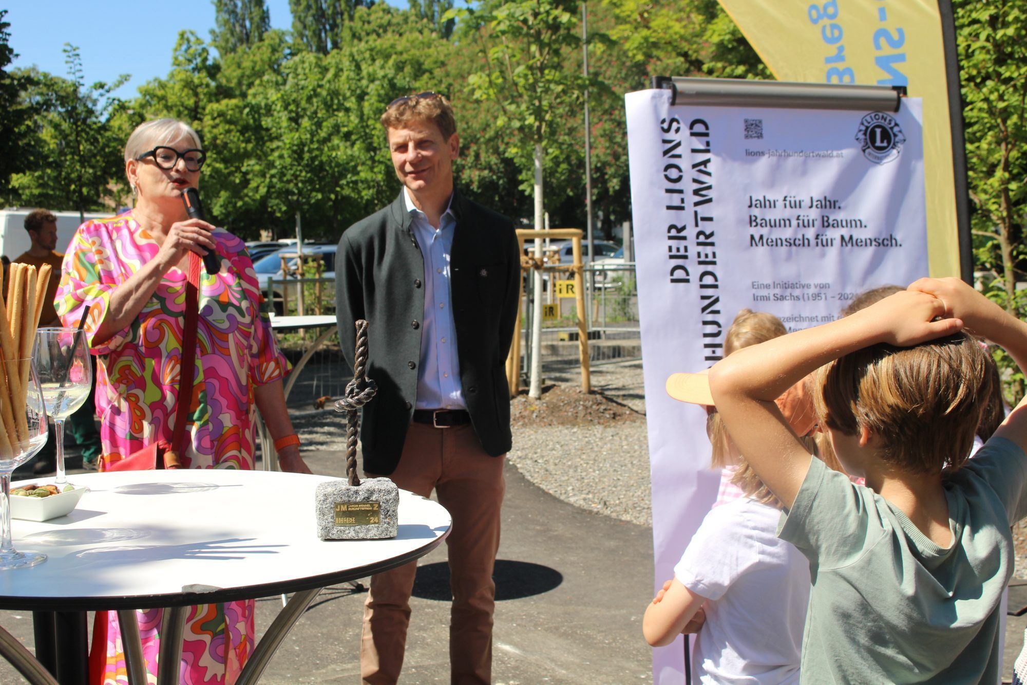 Regionalleiterin Andrea Fritz-Pinggera freute sich mit dem Bregenzer Lions-Präsidenten Armin Sautter über einen gelungenen Abschluss eines Gemeinschaftsprojekts, das auf Initiative von Irmi Sachs vor fast zehn Jahren im Montafon gestartet wurde.