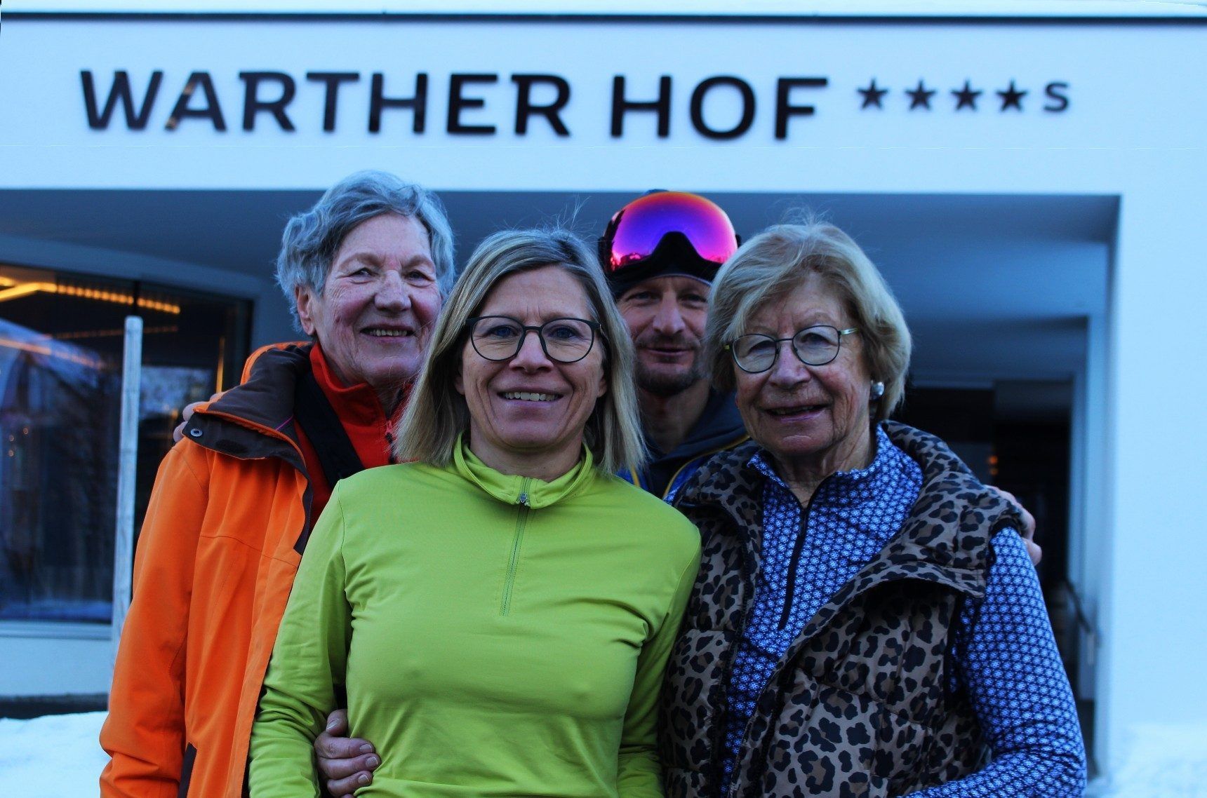 Skilauf scheint für sie ein Jungbrunnen zu sein, der auch im hohen Alter noch fit hält: Für ihren Skilehrer Marko Fritz sind Ute Winter (l.), Herta Spörli (r.) und deren Tochter Line jedenfalls die außergewöhnlichste Skischulgruppe, die er jemals ins Gelände führte.    