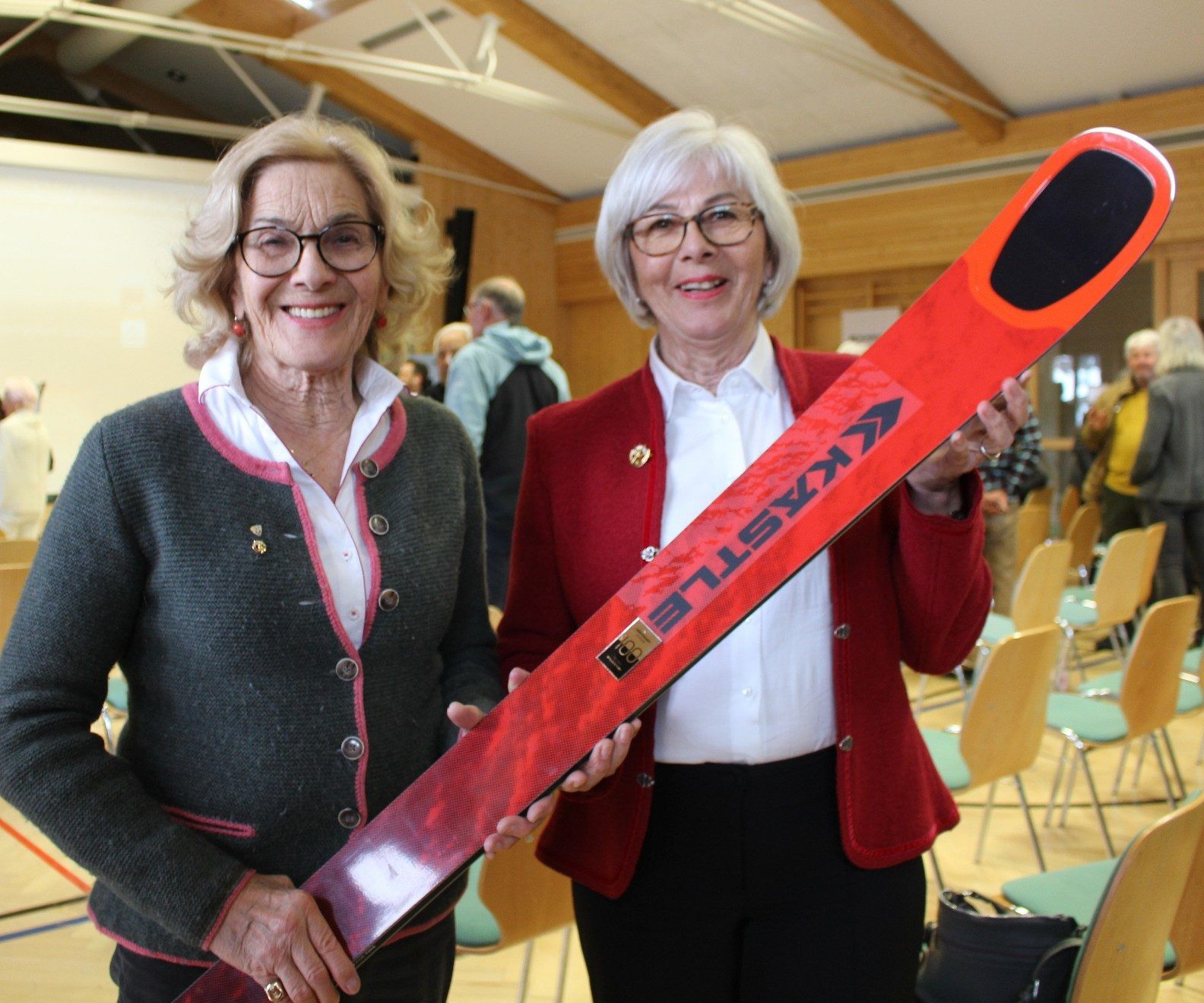 Welch ein Unterschied – Heidi und ihre Schwester Edith, Olympiazweite 1964 in Innsbruck, begutachten im Damülser Museum ein aktuelles Modell, das doch deutlich anders aussieht, als die Latten, mit denen die beiden vor 60 Jahren Medaillen geholt hatten.