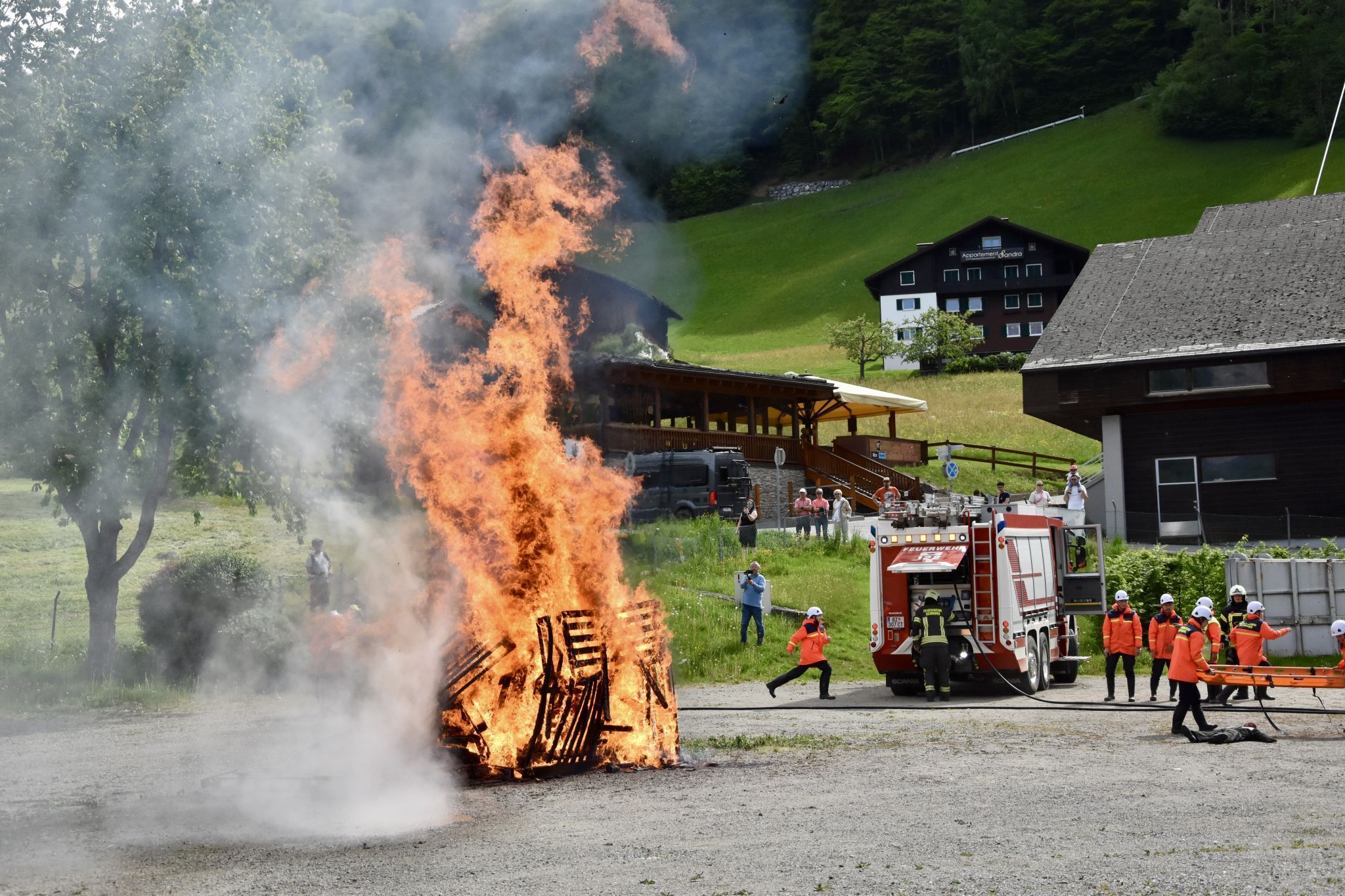 Schauübung der Feuerwehrjugend Schruns am Parkplatz der Hochjochbahn