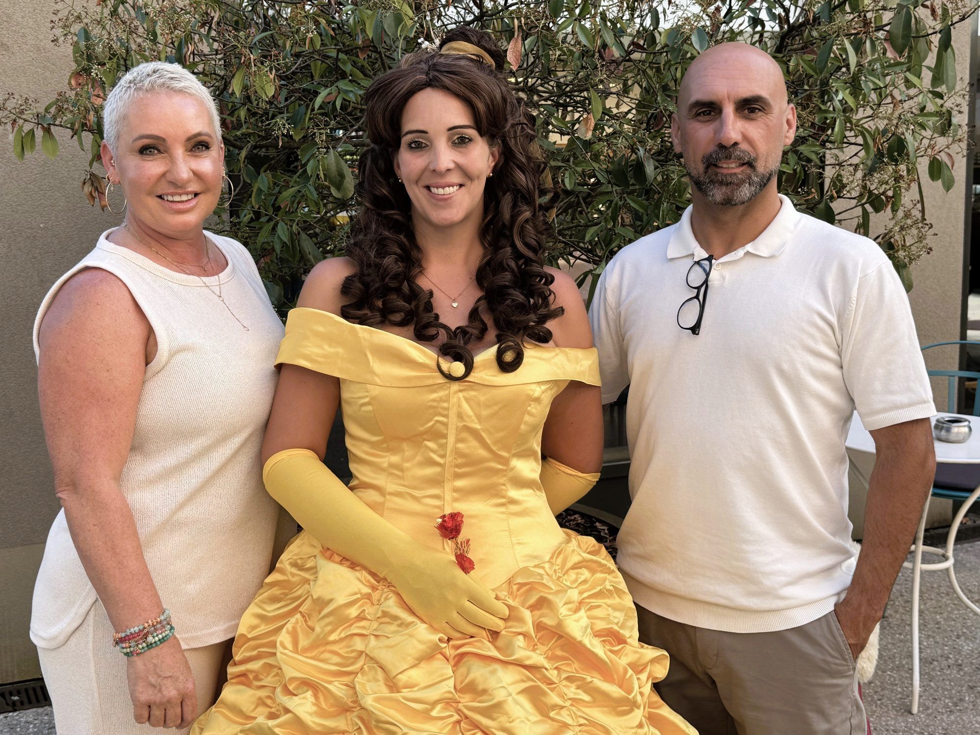 Die Organisatoren Jasmine Feiertag (Caritas) und Hüseyin Karabulut (Stromplus) mit Belle.