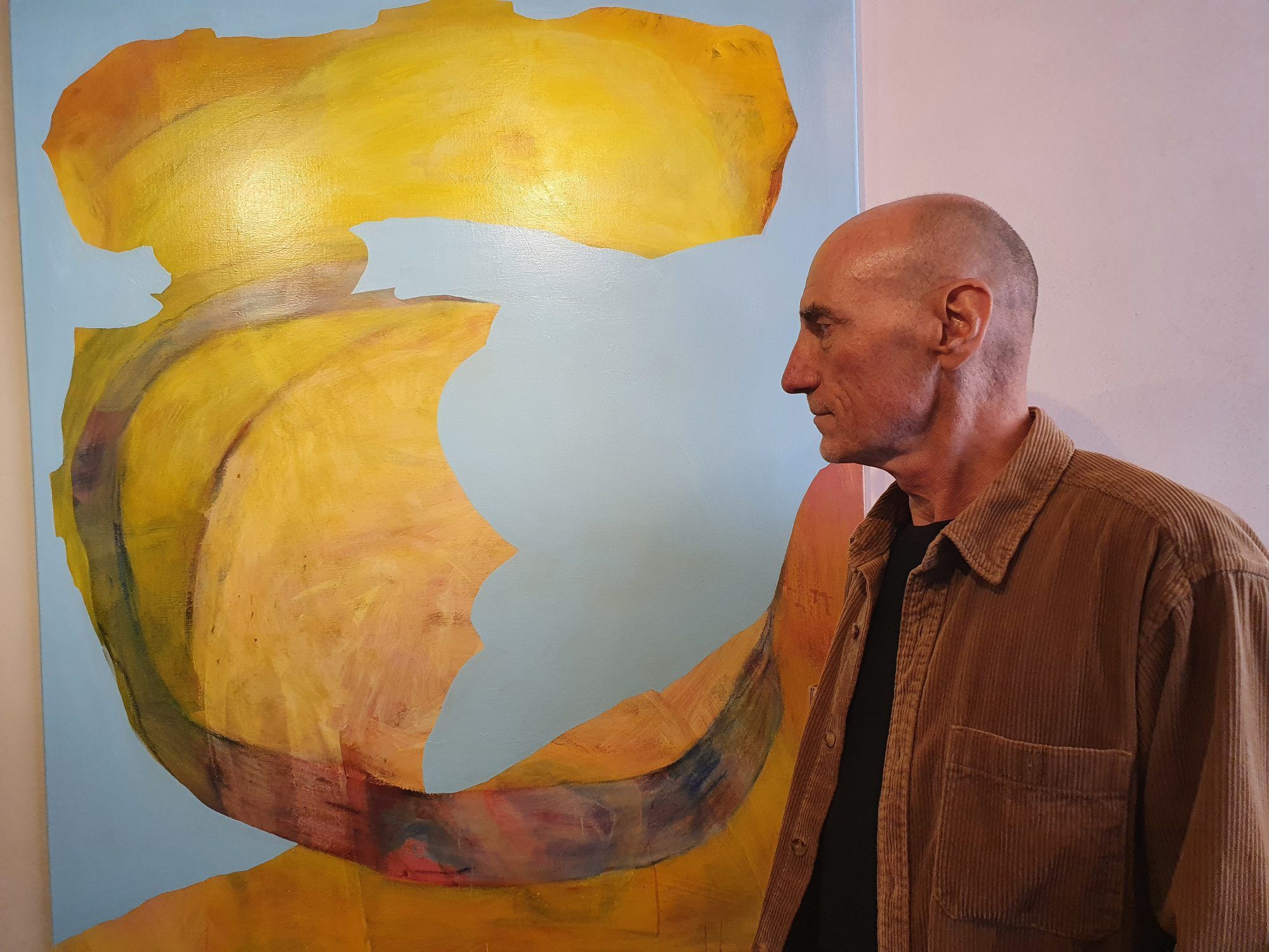 Harald Gmeiner vor einem seiner Werke / 