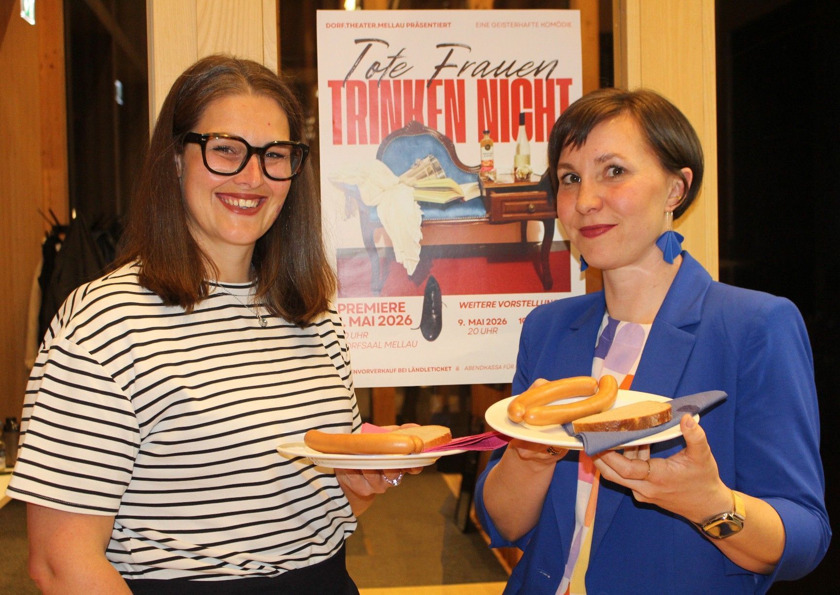 Durften sich zu einer gelungenen Premiere gratulieren lassen: Obfrau Natalie Scalet und Regisseurin Isabel Baldreich (re.)