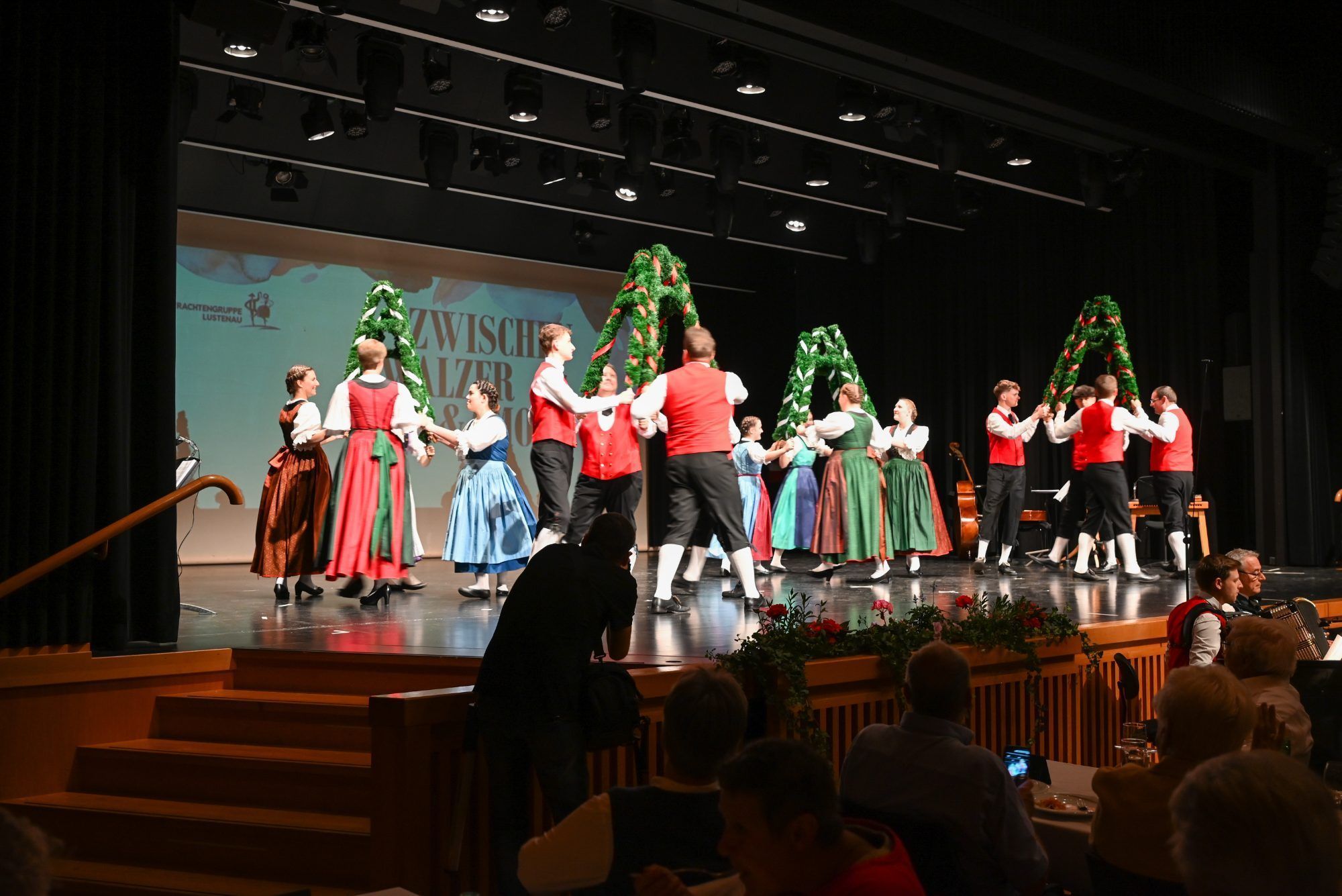 Die Tanz- und Jugendtanzgruppe eröffnete mit einem Sternentanz.