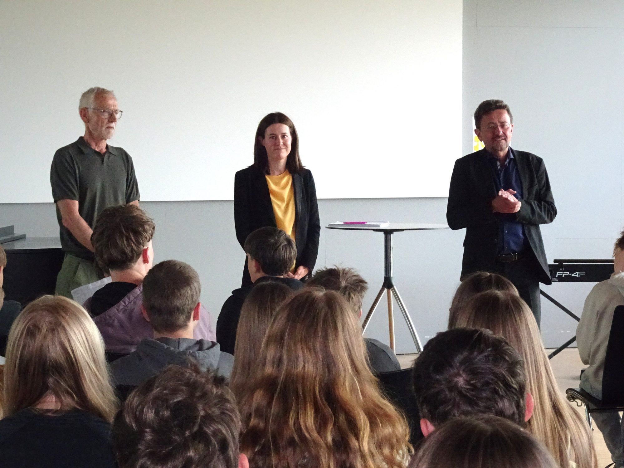 Markus Riedmann, Claudia Gamon und Direktor Reinhard Sepp hießen die zahlreichen Jugendlichen im Mehrzwecksaal der Schule willkommen.