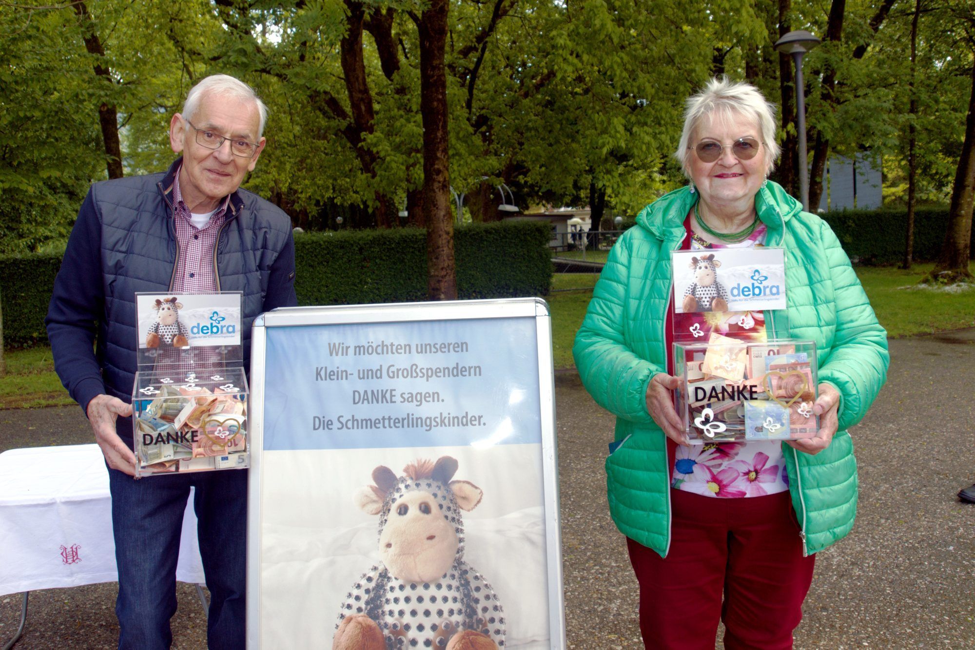 Quadro Ernst und Barbara Bayer konnten sich über zwei volle Spendenboxen für die Schmetterlingskinder freuen.