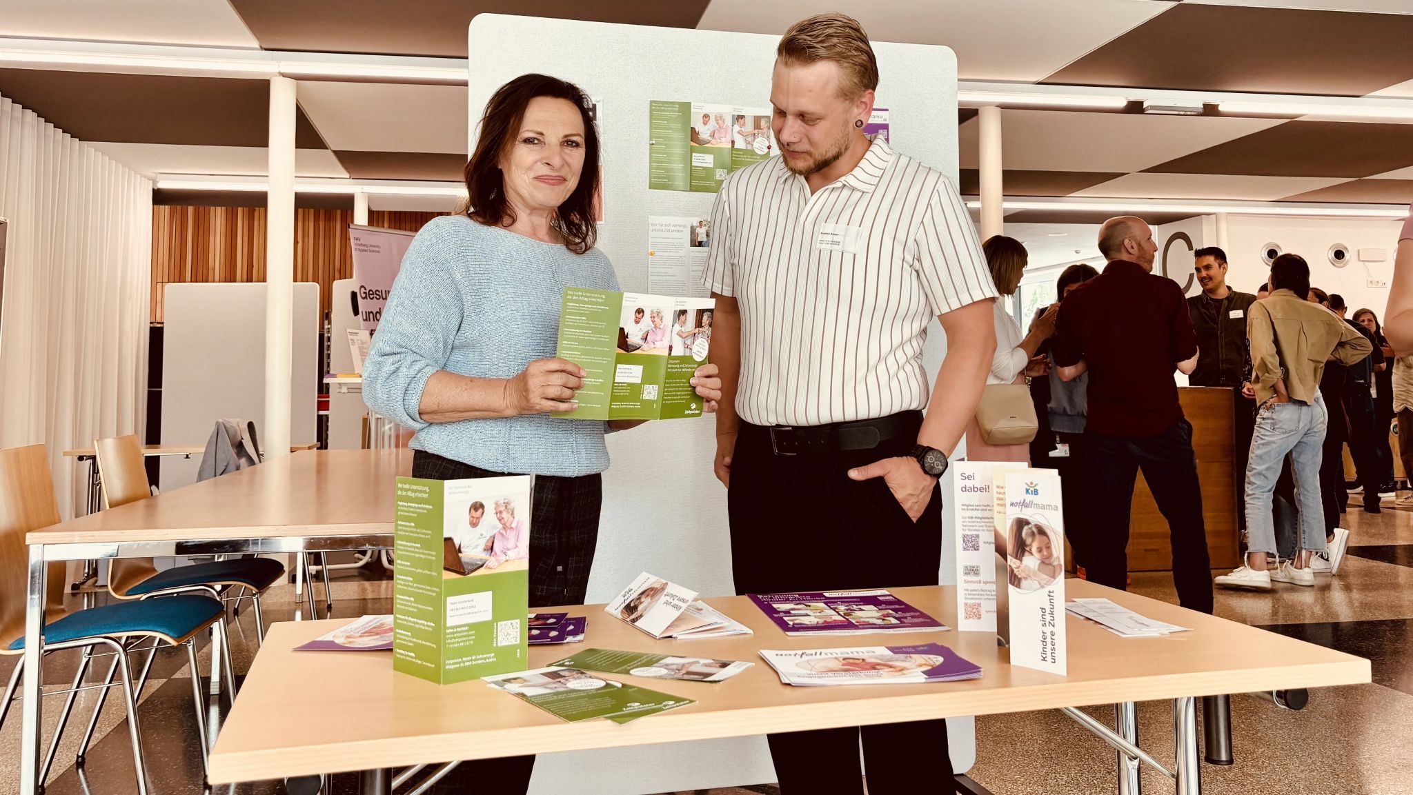 Gisela Stein und Simon Koslick am Zeitpolster-Infostand.