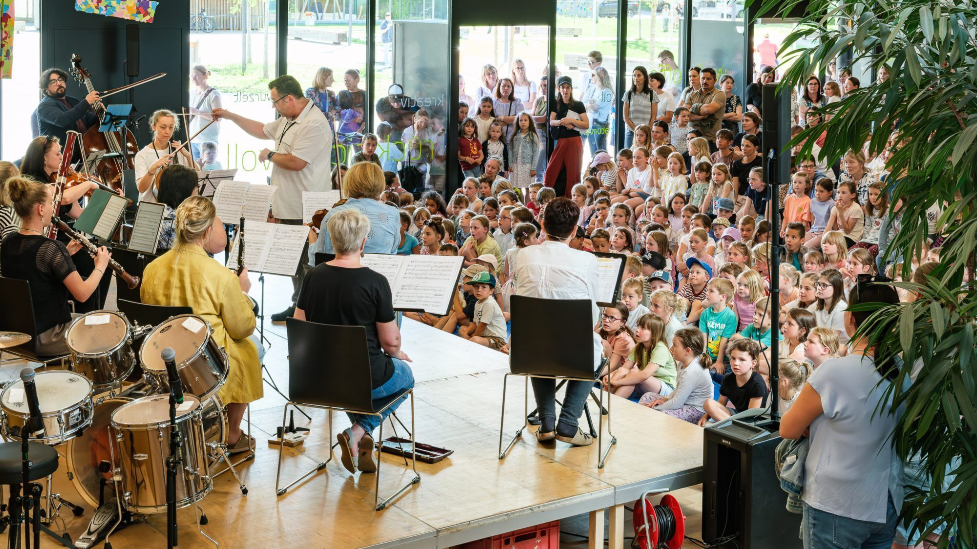 Eröffnungskonzert mit einem Ensemble von Musiklehrerinnen und Musiklehrern.