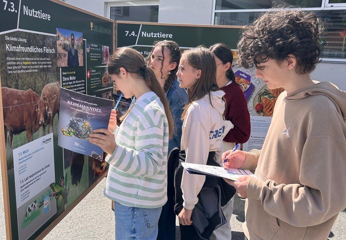 Mit dem Klimaheft in der Hand beschäftigten sich die Schüler mit Themen der Klimaveränderung.