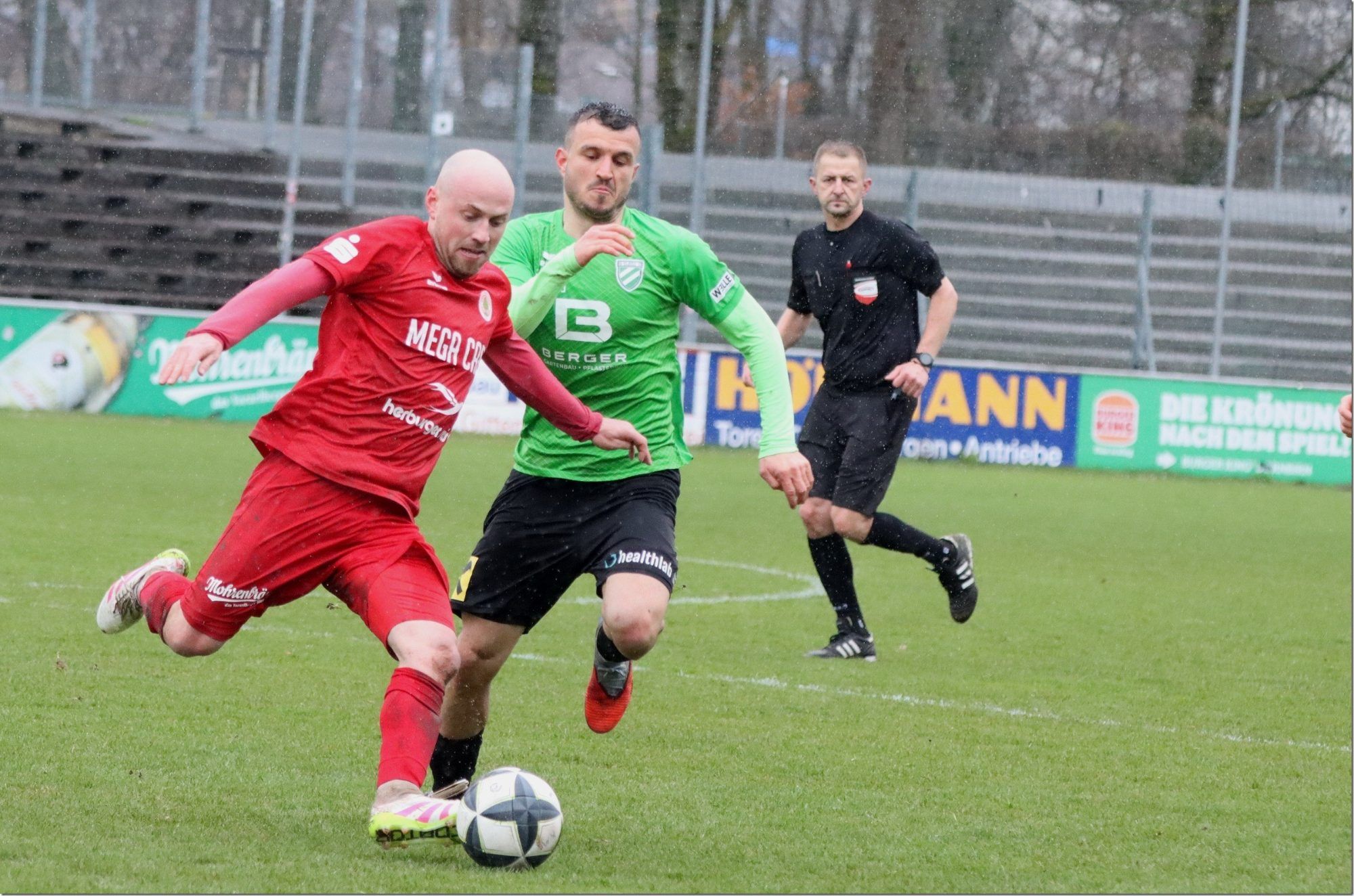 Mannschaftsdienlich: Julian Wießmeier (l.). im Dress der Rothosen. KNOBEL