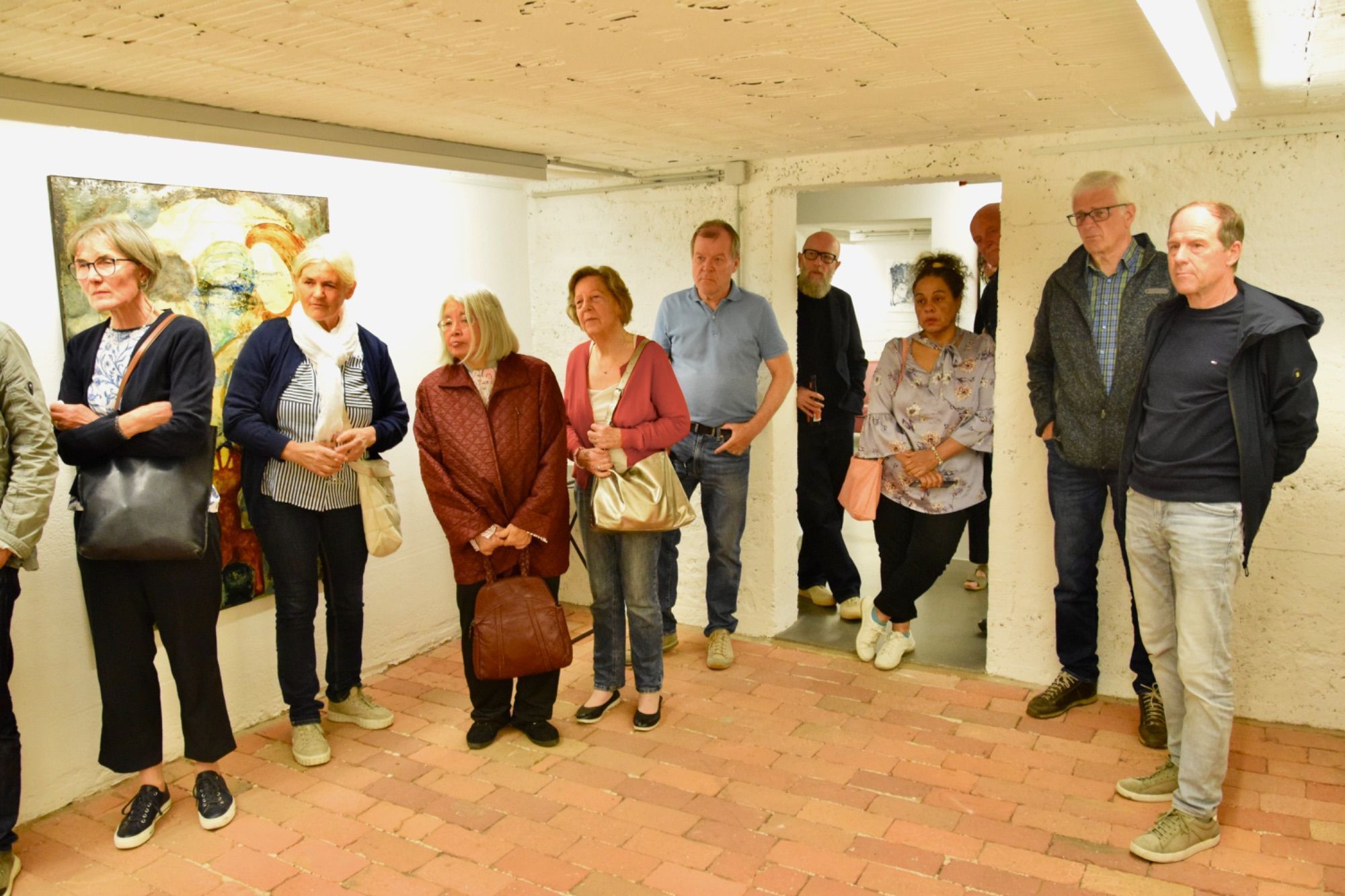 Kunstinteressierte besichtigen die Ausstellung mit Werken der Oberösterreicherin Eva Hörschläger in der MAP Kellergalerie in Schruns.