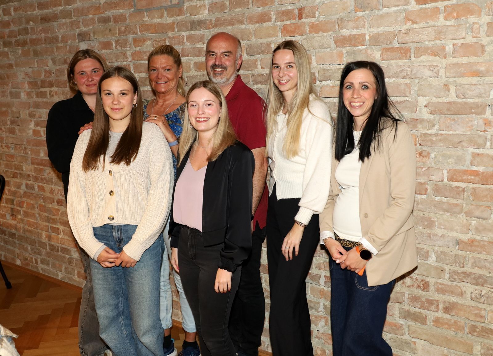 Kindergardeleiterinnen Melissa Entlicher, Giuliana Marchauser, Lesley Gerbis, Selina Schmelzenbach, Komtur Wolfgang Schön, Noelle Lissy und Anna-Lena Gartner-Hössl (vlnr)  