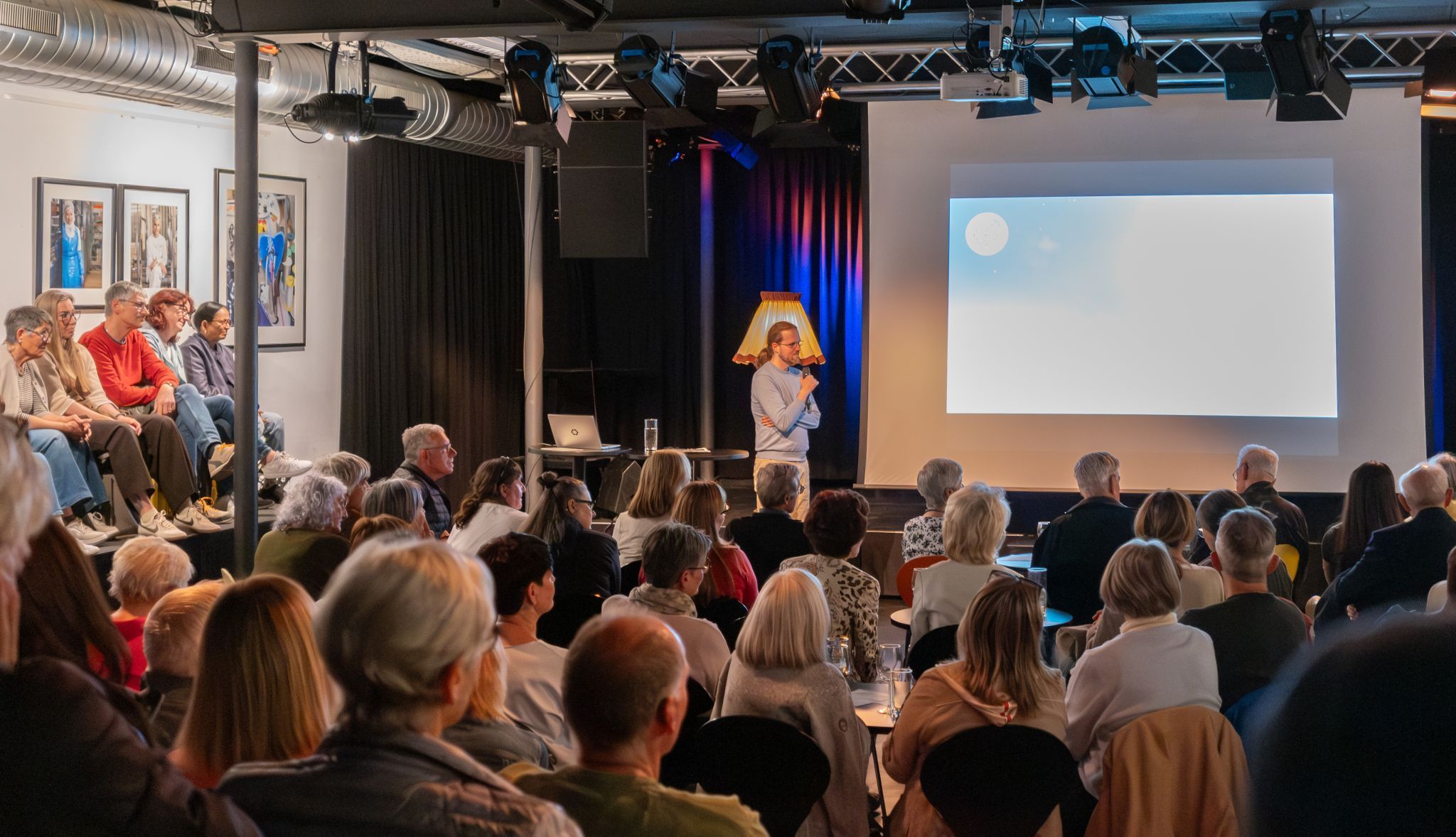 Volles Haus in der Kammgarn Hard. Dr. Balázs Szántó vom LKH Rankweil beantwortete nach seinem Vortrag Fragen aus dem Publikum zum Thema Demenz.