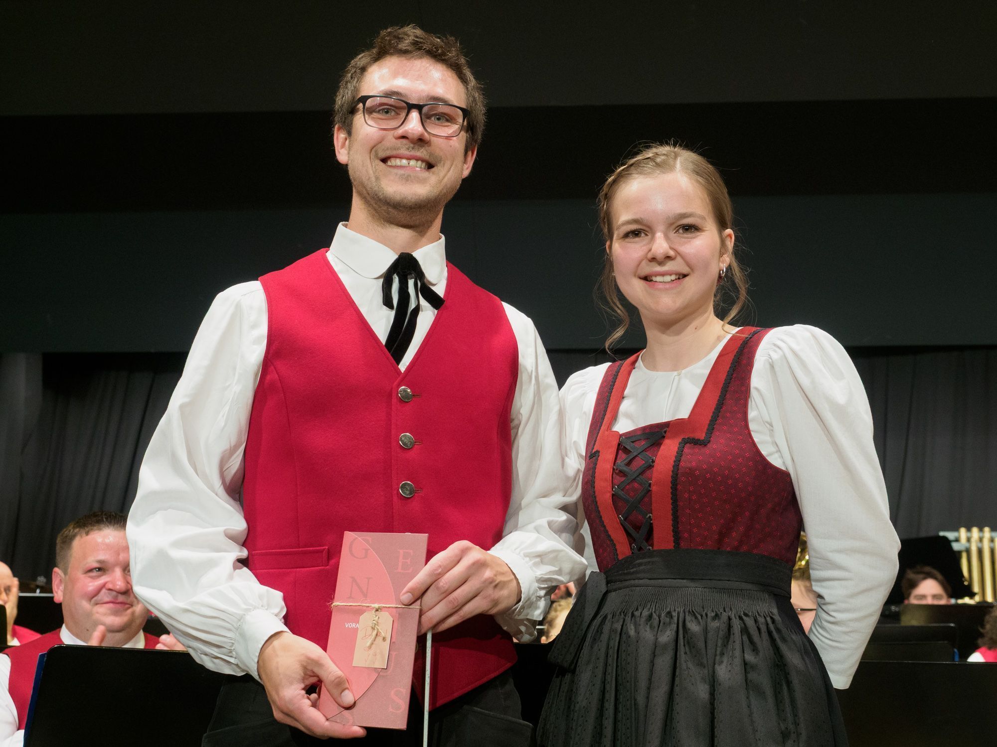Kabellmeister Julian Nachbaur erhält ein Geschenk von Obfrau Lena Nachbaur