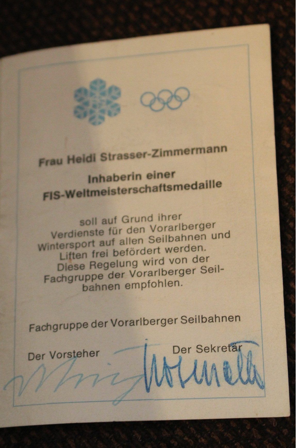 Auf Empfehlung soll „Frau Heidi Strasser-Zimmermann – Inhaberin einer FIS-Weltmeisterschaftsmedaille – auf Grund ihrer Verdienste für den Wintersport auf allen Seilbahnen und Liften frei befördert werden . . .“