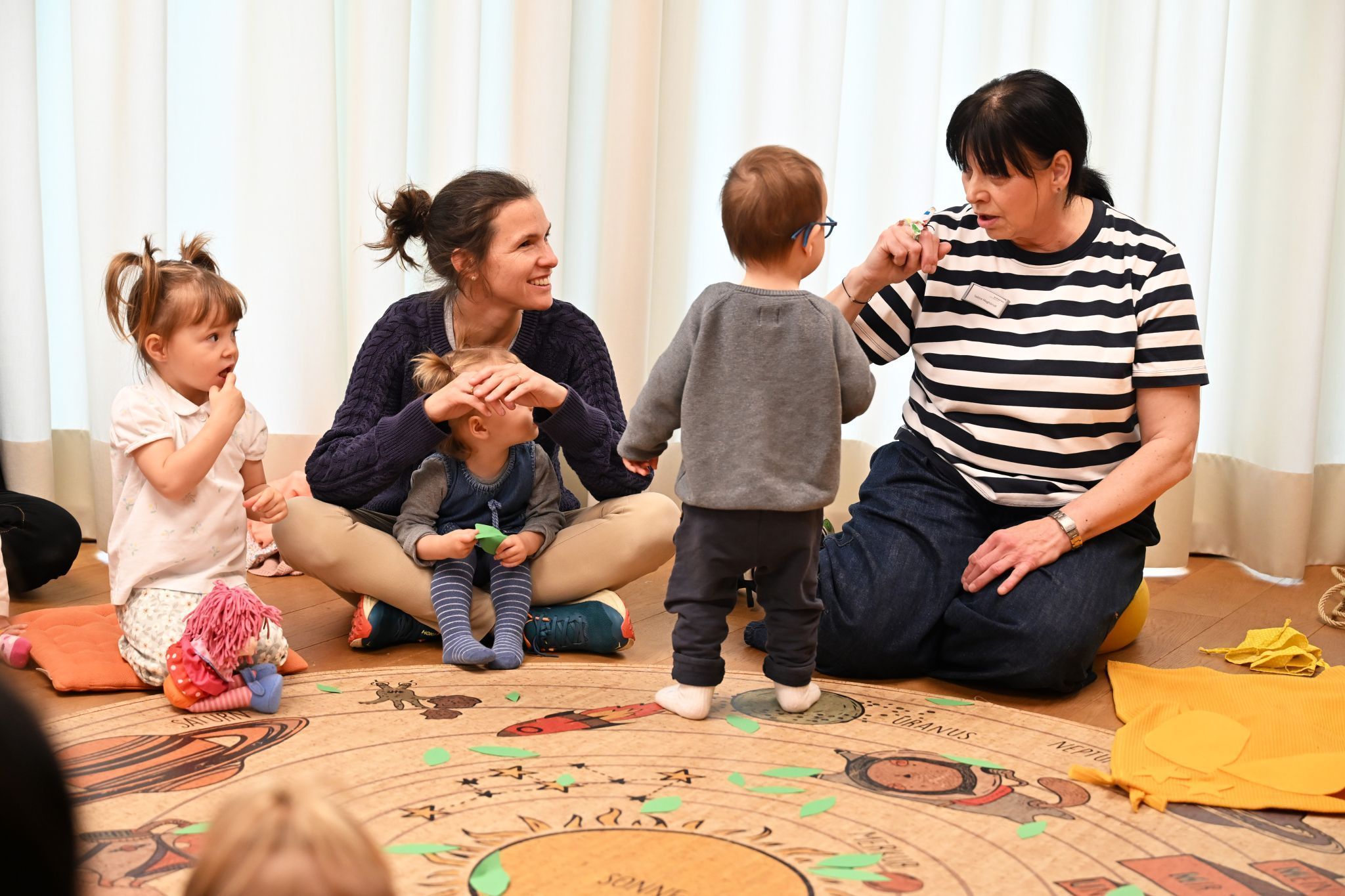 Spielerisch bezog Sabine Maghörndl die kleinen Besucher in das Geschehen ein.