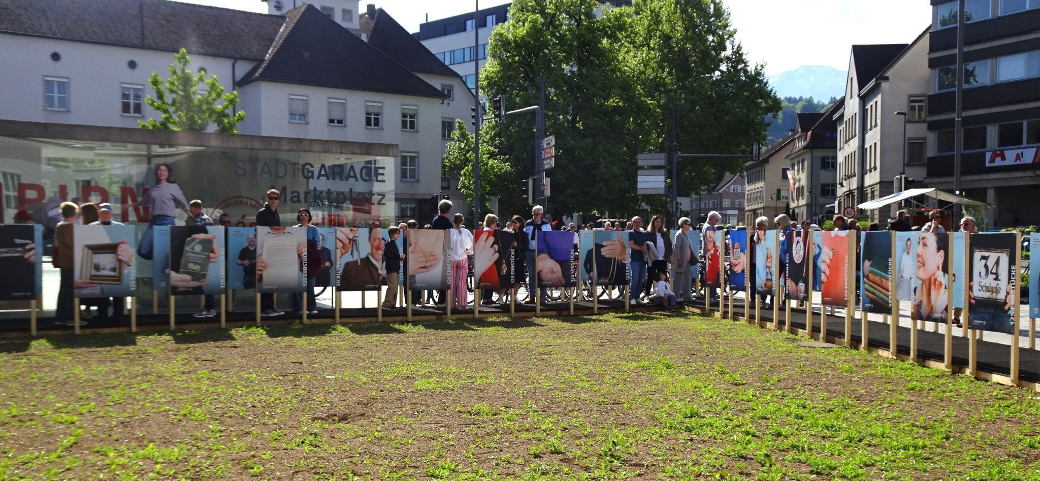 Rund um die neue Museumswiese sind die 125 Porträts zu bewundern.