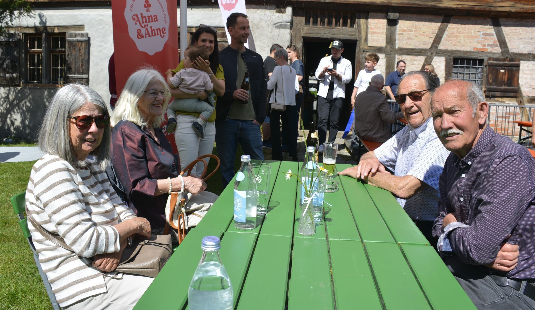 Christl und Erich Huber, Ulrike und Hugo Rederer, hinten Eva Huber