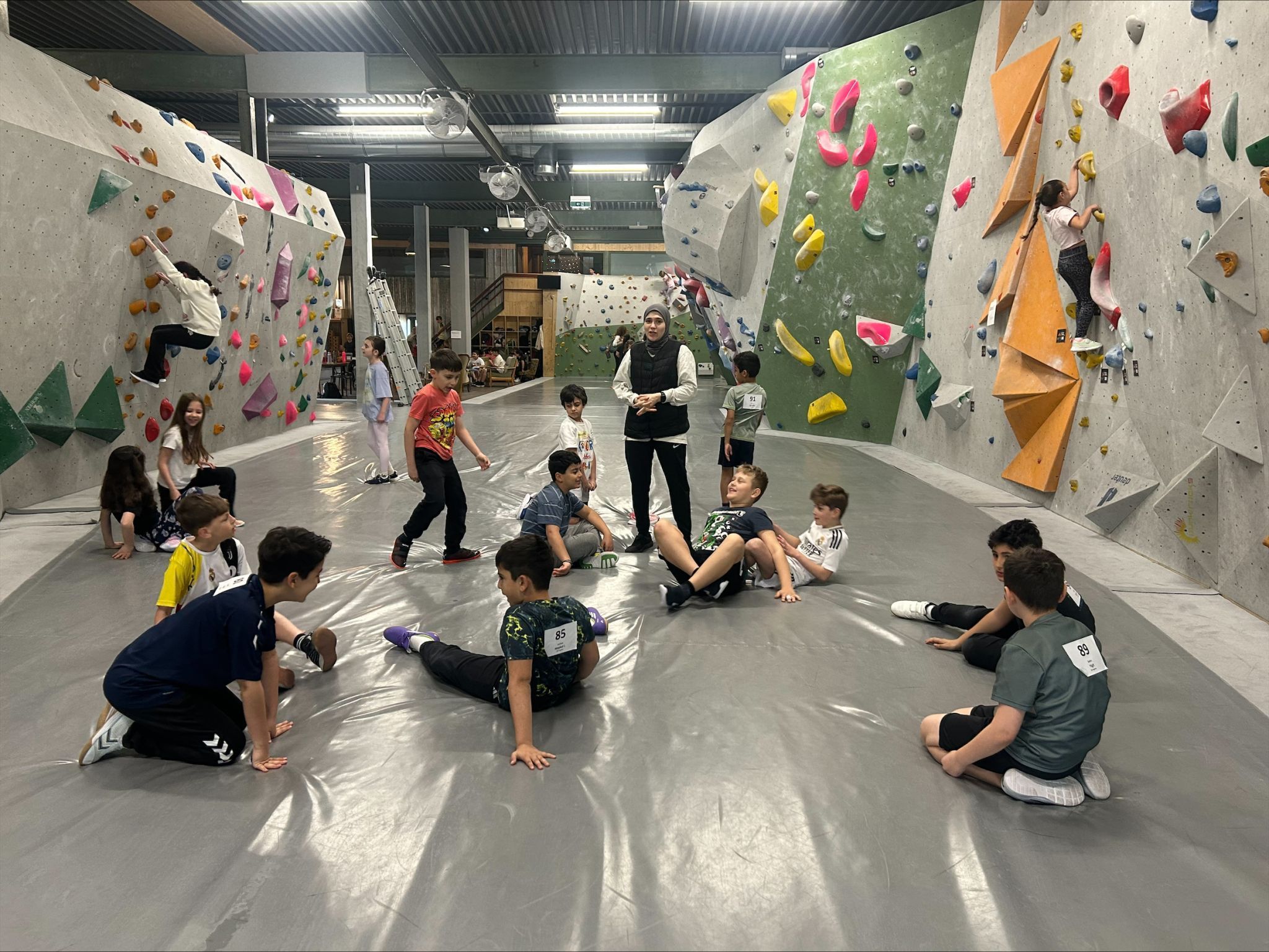 Kletterwand wurde von den Kids richtig gestürmt.