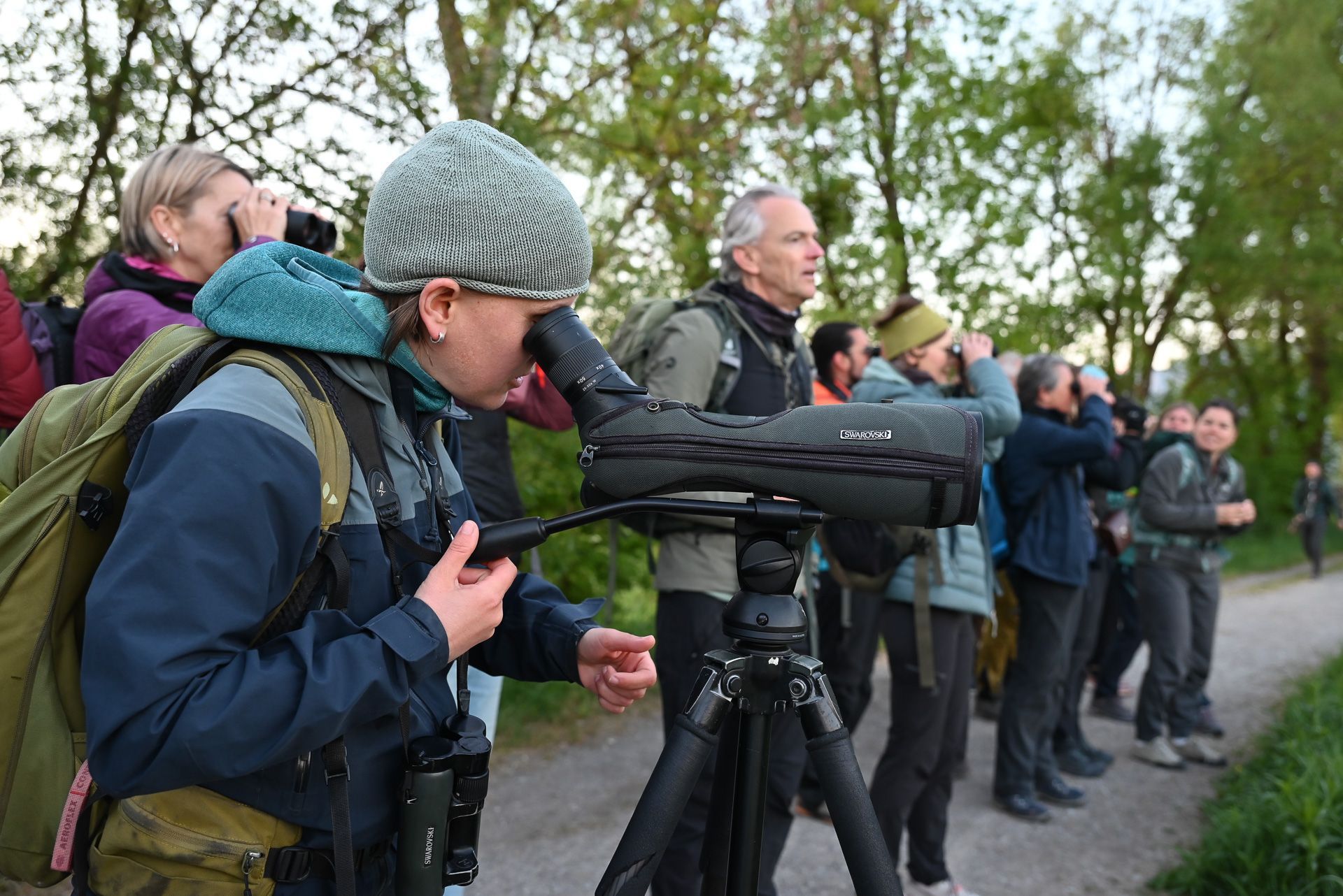 Johanna Kronberger veranschaulichte mit ihrem Fernglas ein nistendes Braunkelchen. 