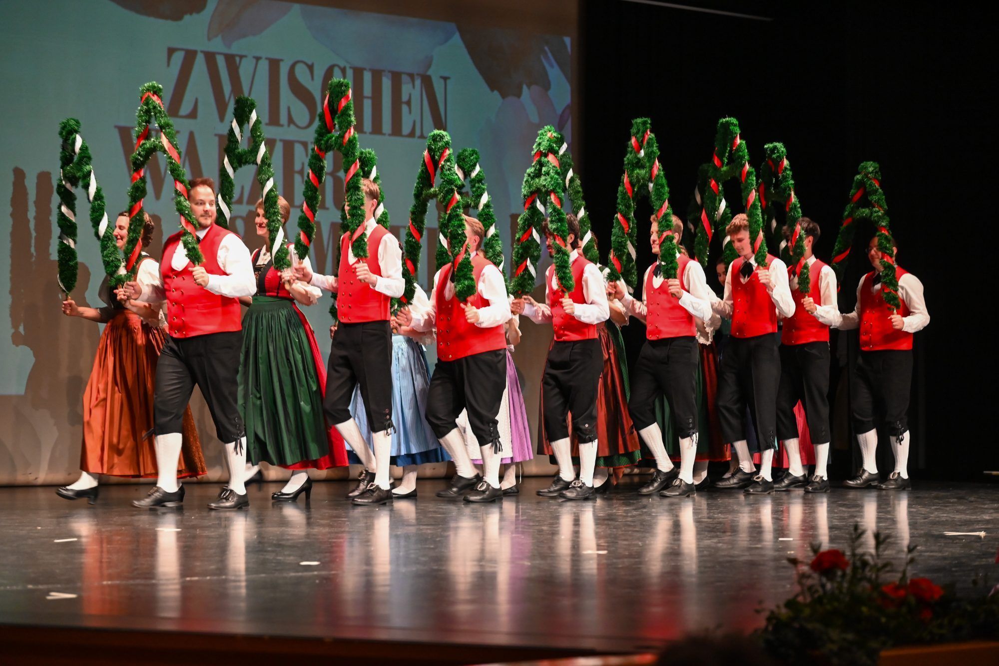 Die Tanz- und Jugendtanzgruppe eröffnete mit einem Sternentanz.