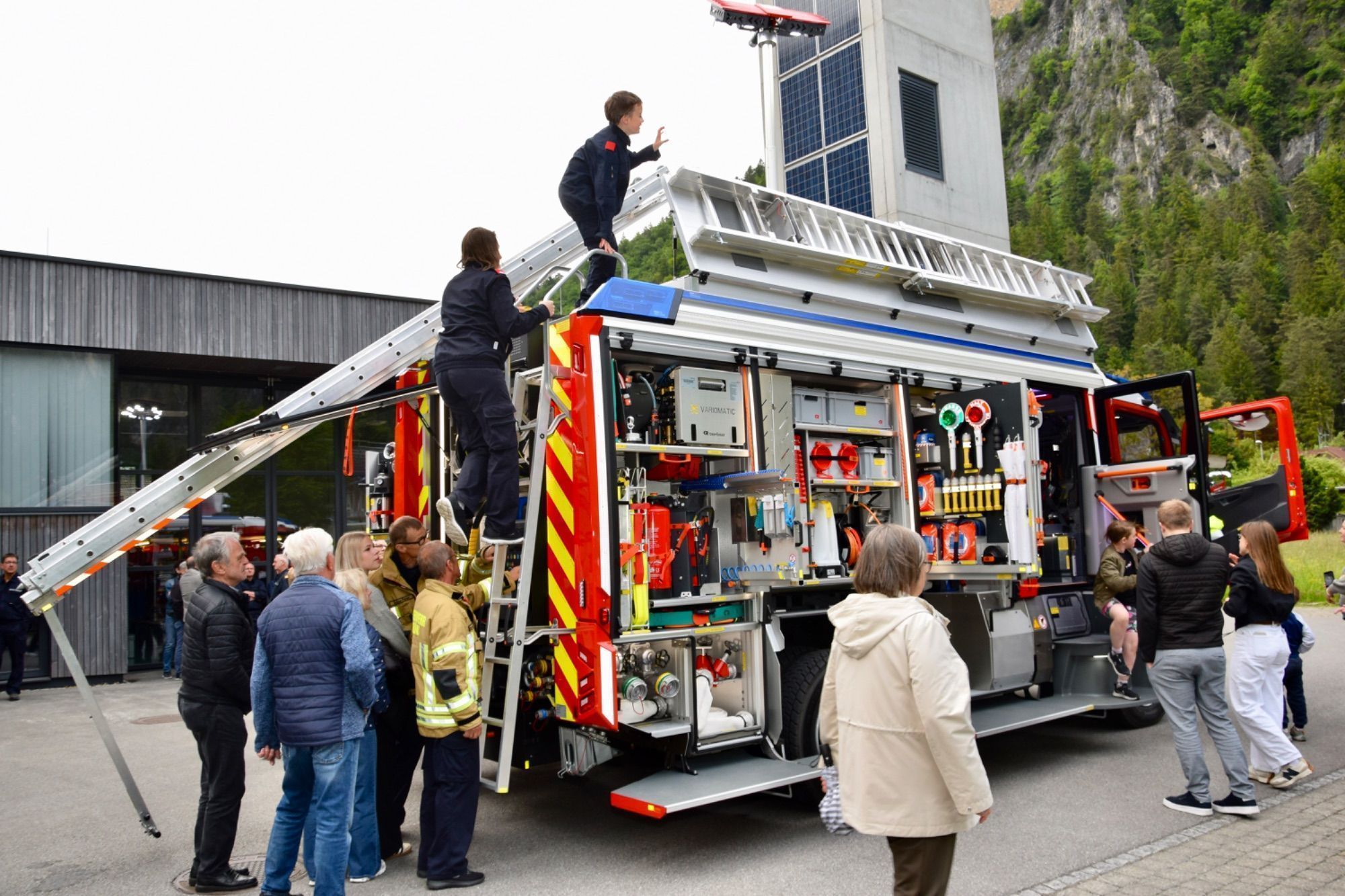 Groß war die Freude über die Ankunft des neuen Fahrzeuges.