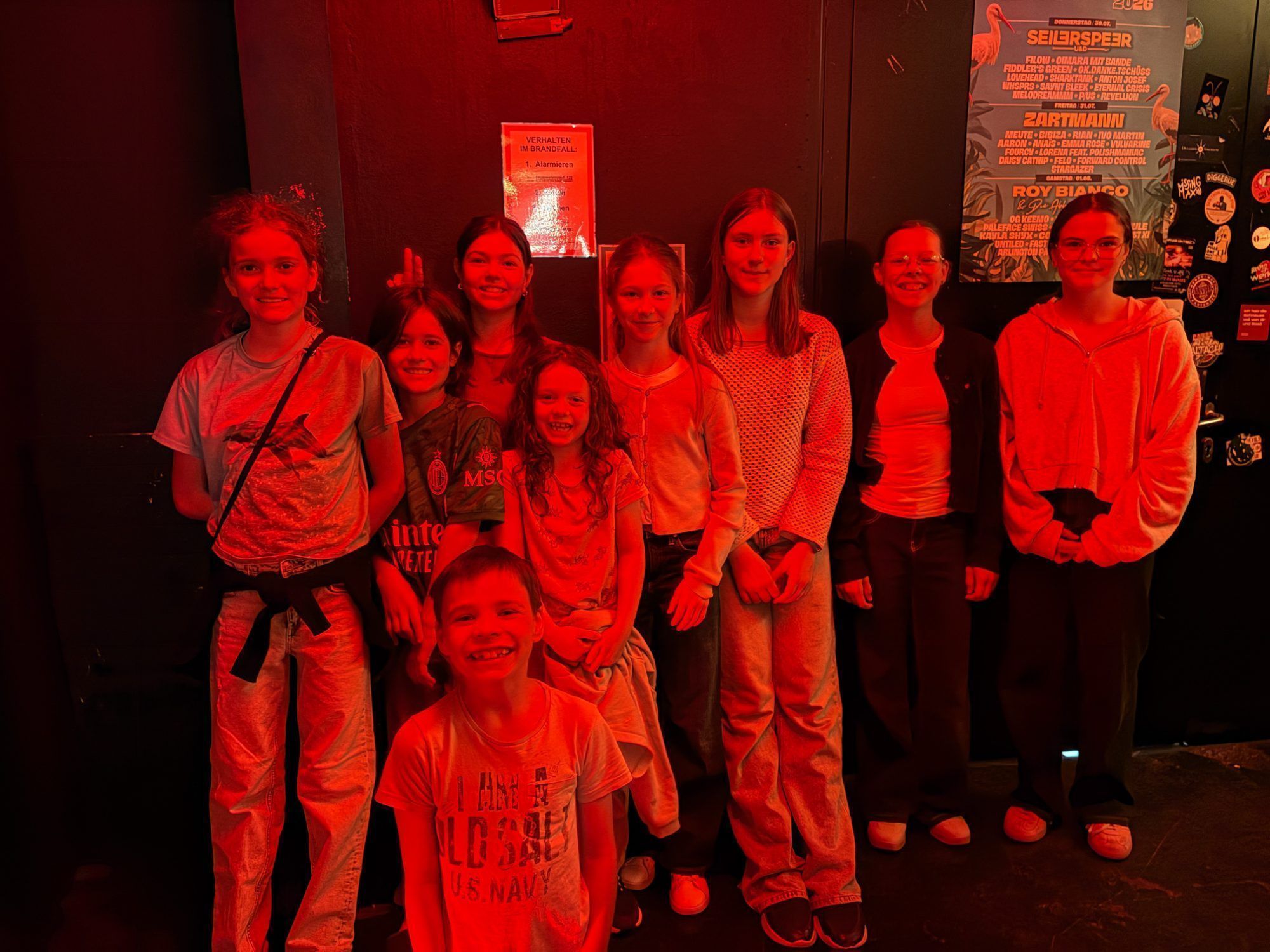 Viele junge Gäste waren gekommen, um ihren Klassenkameraden und Freunden zuzuhören.