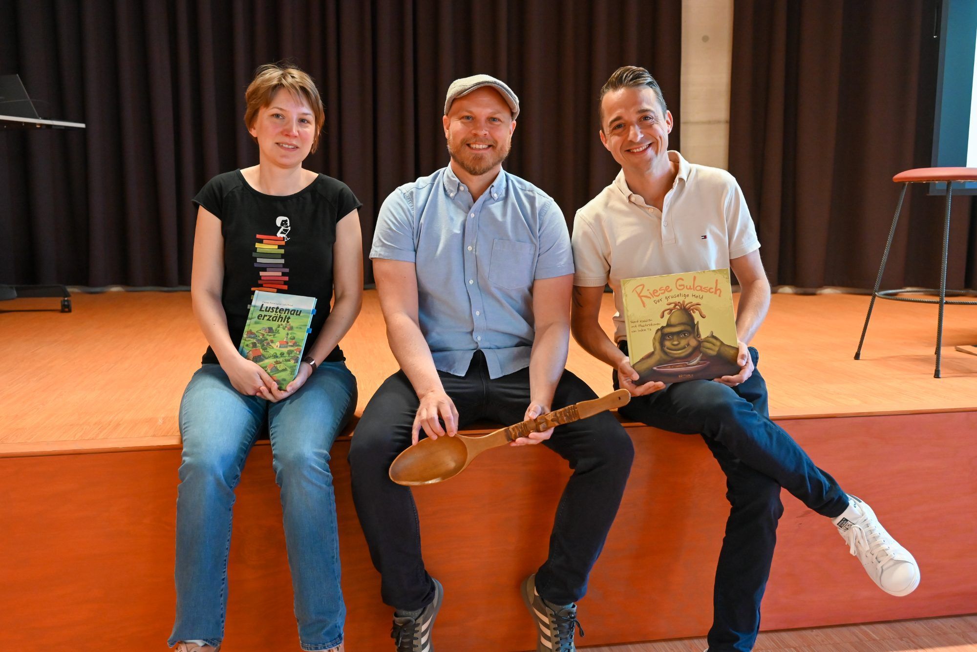 Carmen Porod-Lajtos (Lustenau erzählt) und René Kussian (Riese Gulasch) mit Direktor Robin Würtinger (mitte).