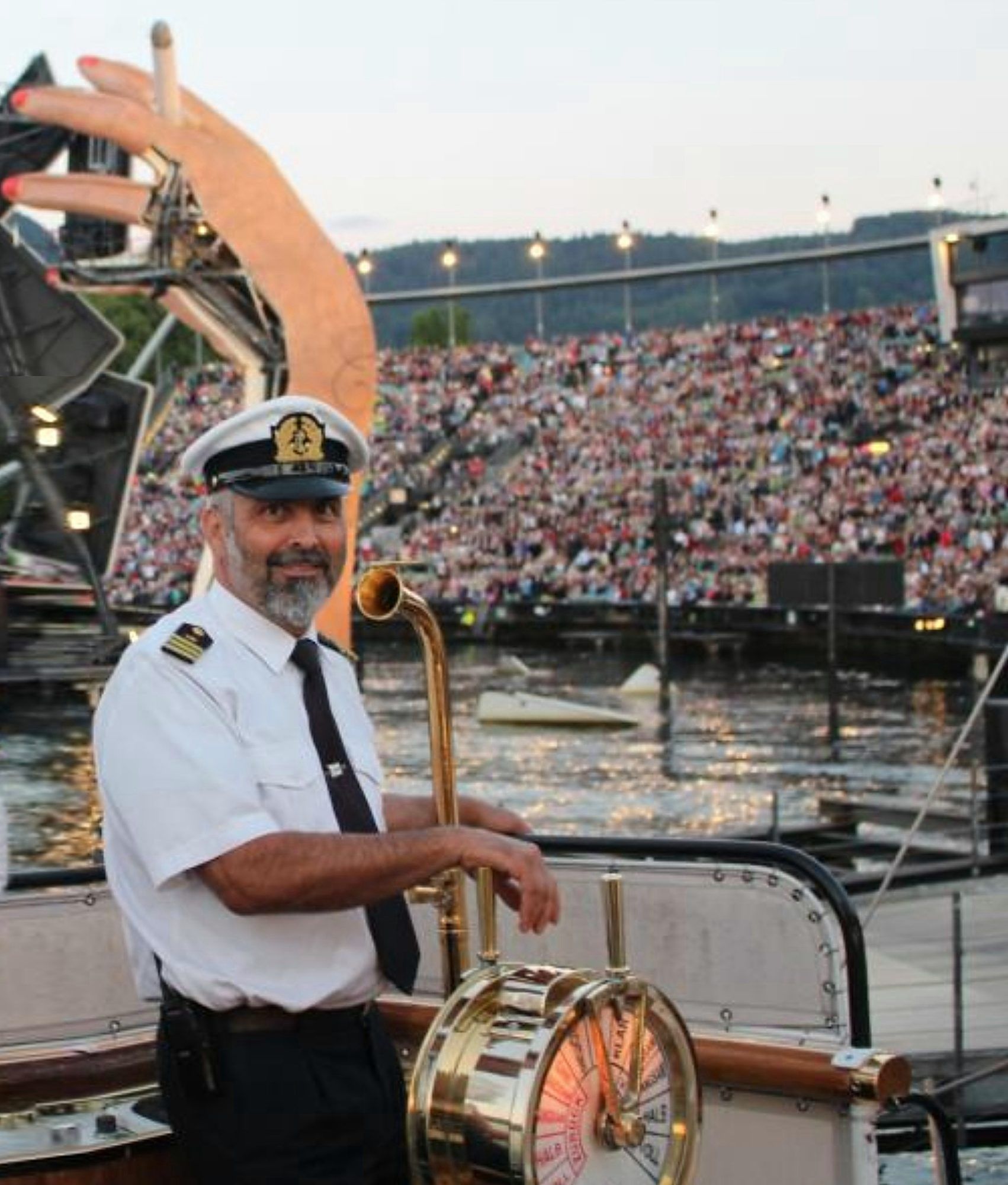 Immer wieder ein Highlight im Programm der Hohentwiel: Robert Kössler legt nach einem kulinarischen Genuss auf dem Bodensee zum kulturellen Erlebnis an der Seebühne an.