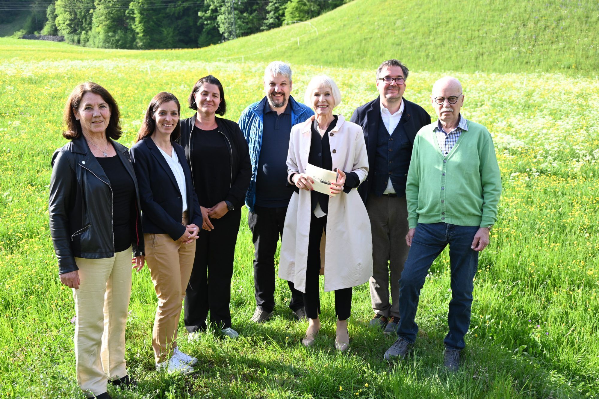 Heilwig Pfanzelter mit dem Vorstand des Museumsvereins Klostertal.