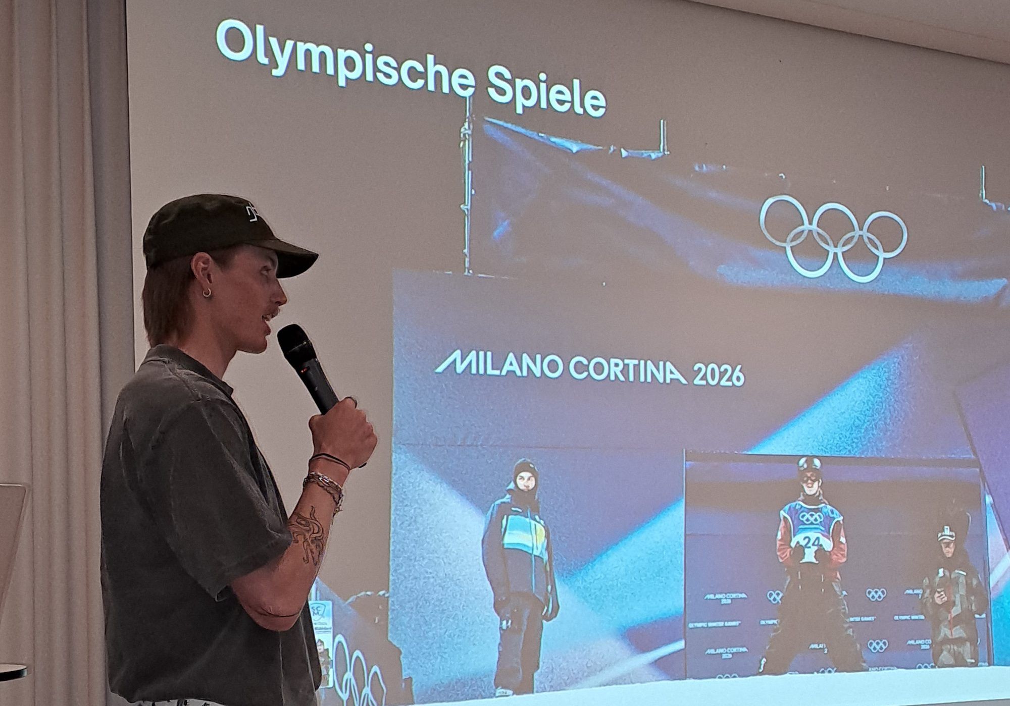 Julius Forer bei seiner Fotopräsentation von seiner Olympiateilnahme.