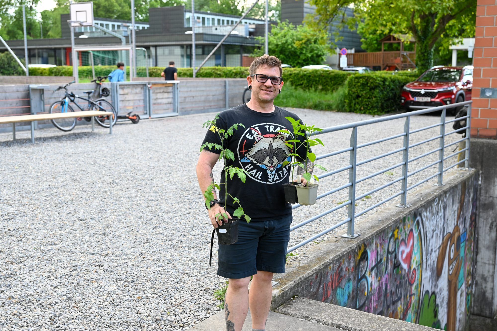 Carlos Lampacher brachte Pflänzchen mit, die er nicht mehr benötigt.