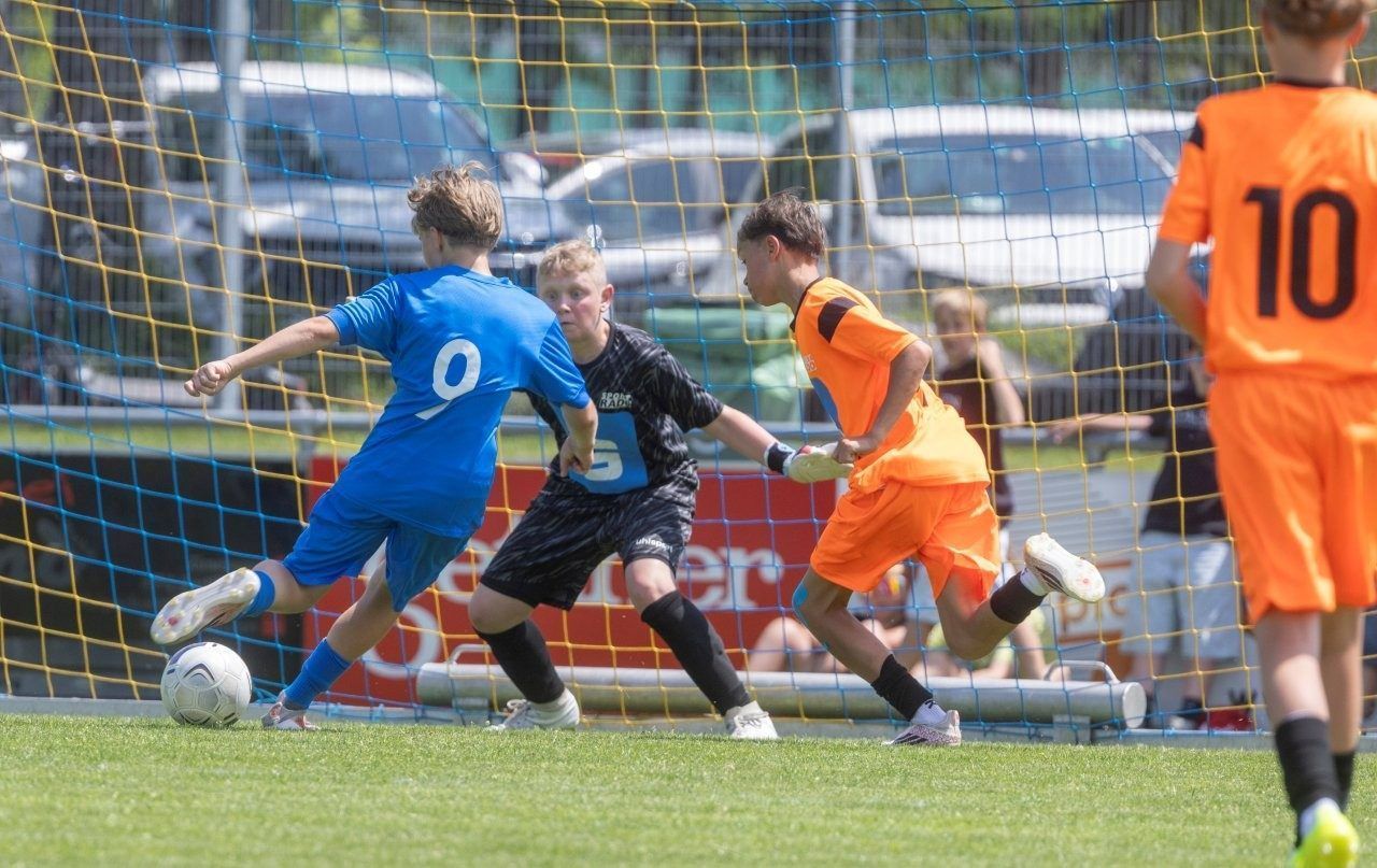 70 Minuten Nachwuchsfußball trotz Hitze.