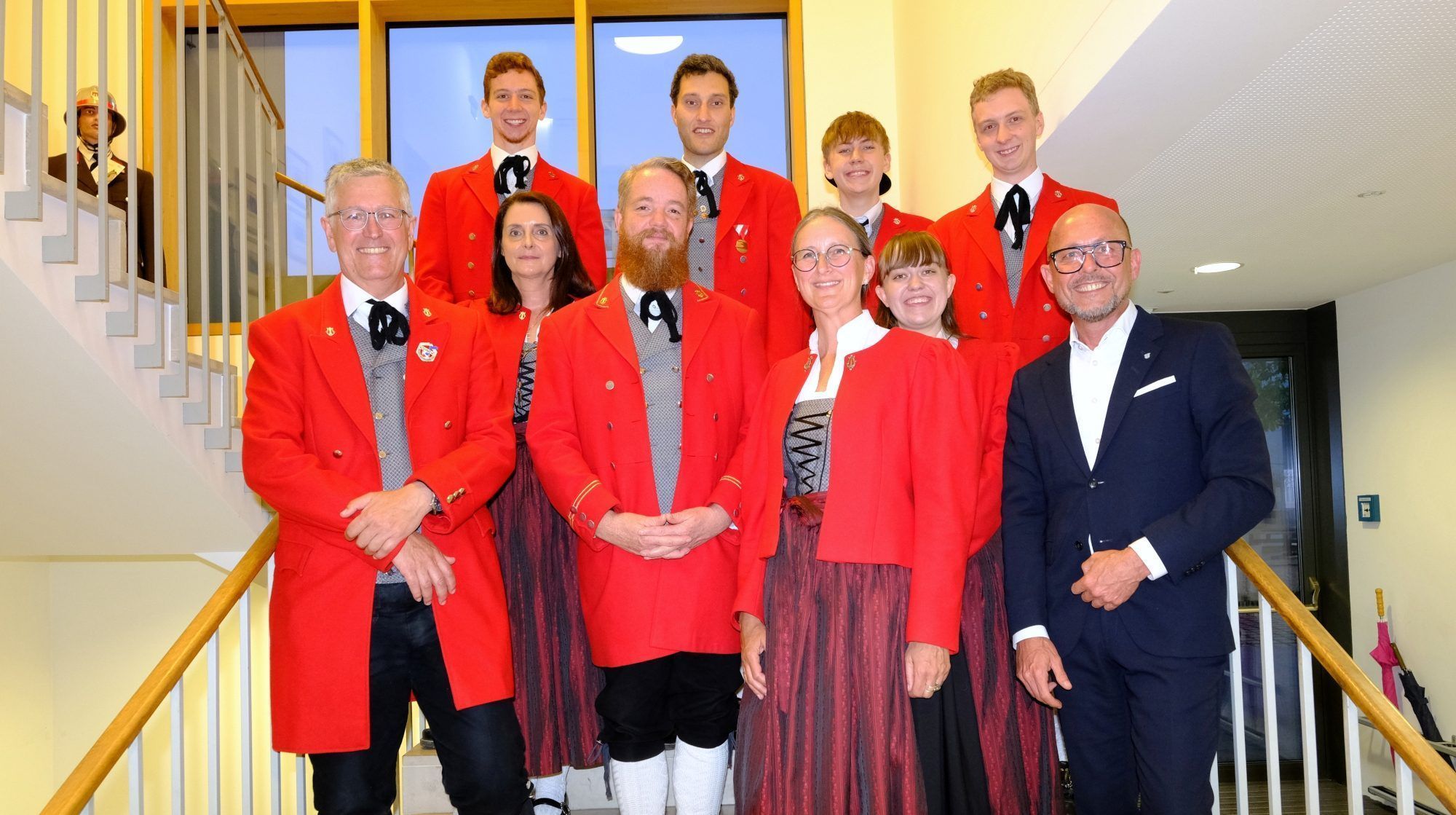 Das neue Führungsteam der Stadtkapelle Bregenz-Vorkloster, im Bild von links Bettina Metzler, Thomas Gertner (Kapellmeister), Manuela Vonmetz (Obfrau) und Victoria Kätzler (vorne) sowie Julian Hammerer, Richard Amann, Alexander Kätzler und Moritz Hammerer (hinten), zusammen mit Ehrenobmann Reinhard Domschitz und Bürgermeister Michael Ritsch.