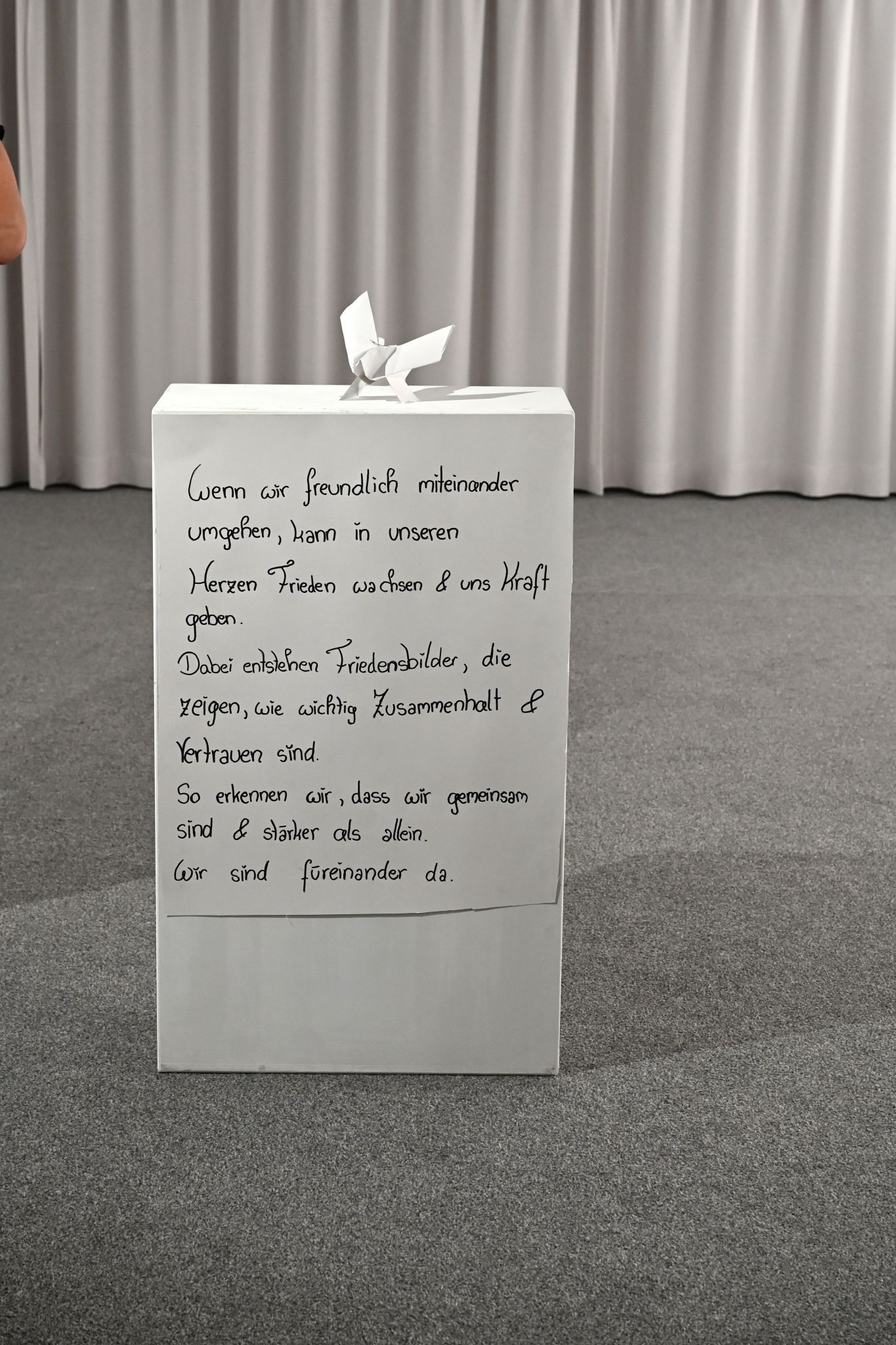 Die Schüler hatten auch kleine Texte für die Ausstellung verfasst.