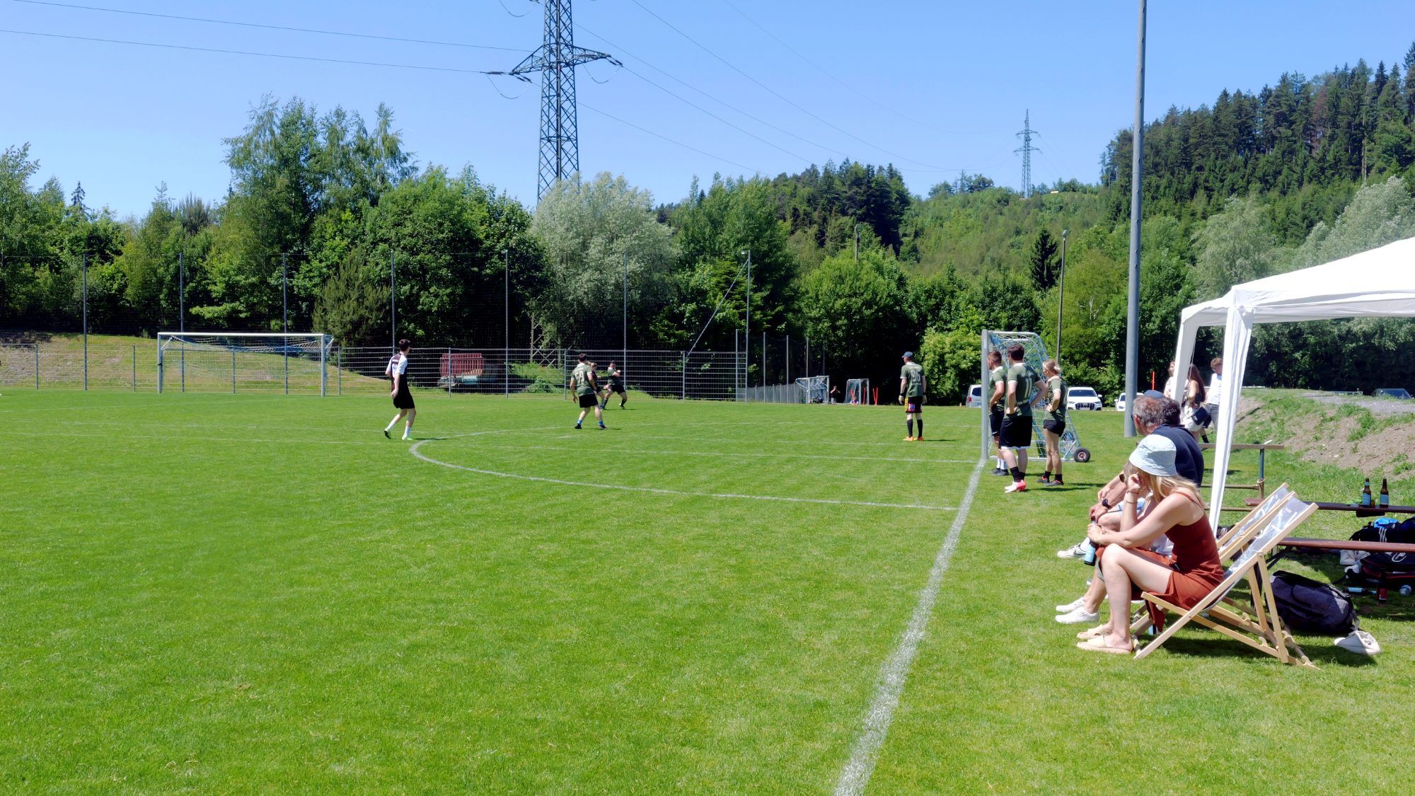 Bei schwülwarmen Wetter waren schattige Plätze am Spielfeldrand rar.