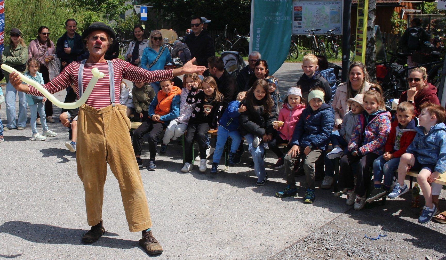 Der zaubernde Clown Pompo vertrieb den Kids die Zeit mit seinen verblüffenden Darbietungen.