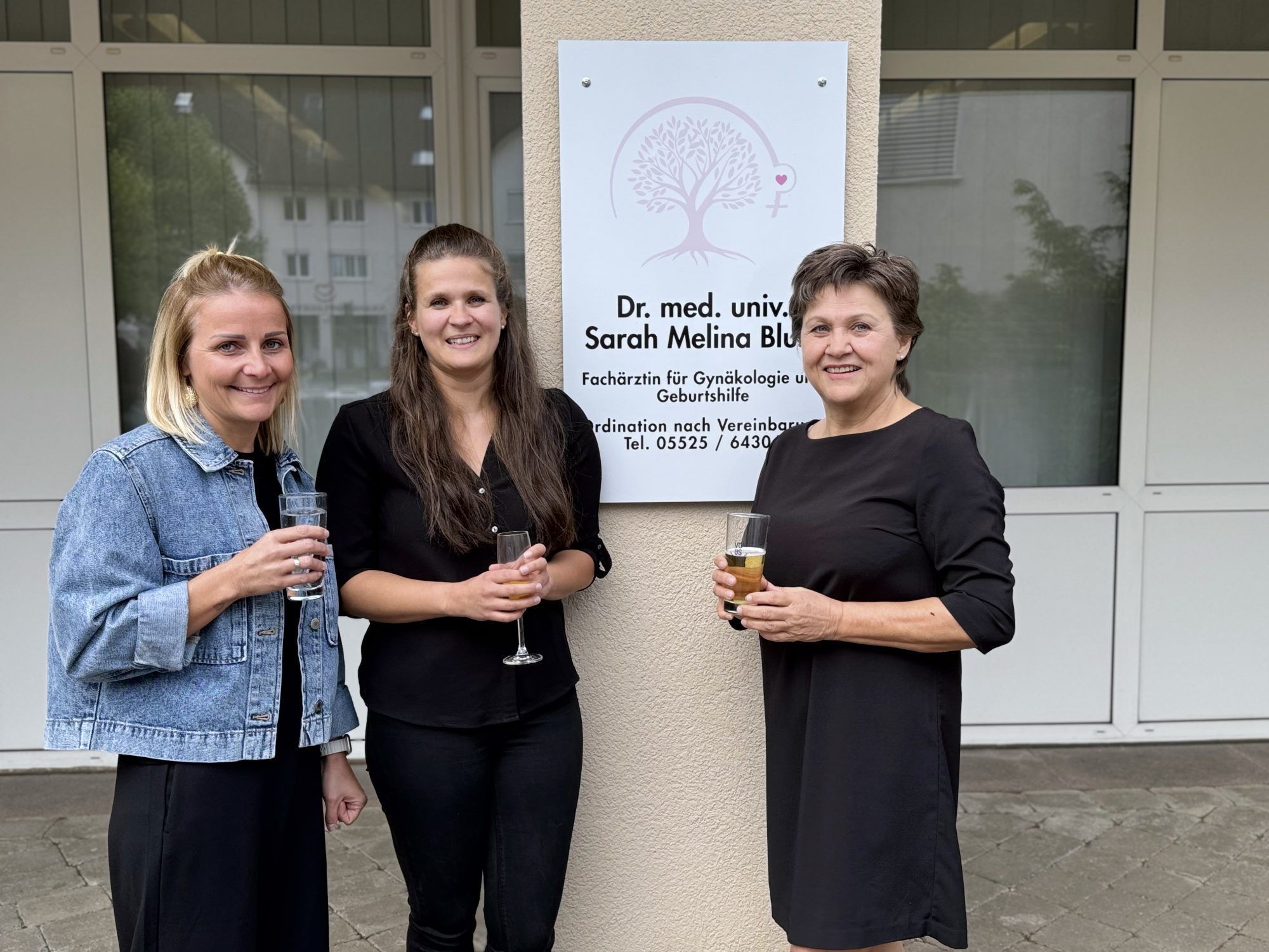 Gynäkologin Sarah Melina Blum (Mitte) mit den Ordinationsassistentinnen Jasmin Schuler und Sylvia Blum bei der Eröffnungsfeier.