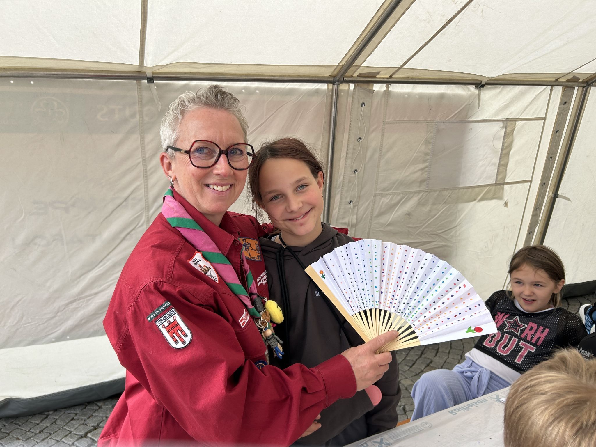 Stolz präsentiert Ida-Aileen ihren Fächer