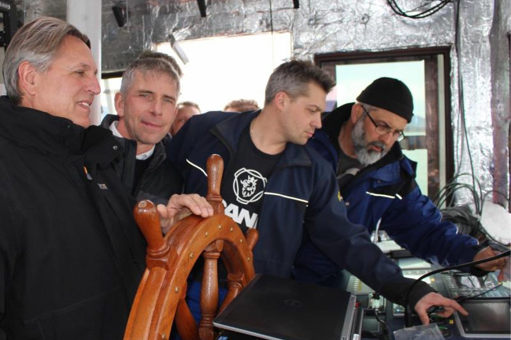 Ein emotionaler Moment: Fast zehn Jahre nach der letzten Fahrt mit der Oesterreich übernahm Fritz Köchle (li.) nach kurzer Einweisung durch Techniker der holländischen Spezialfirma Velden Marine Systems wieder das Steuer der Oesterreich.