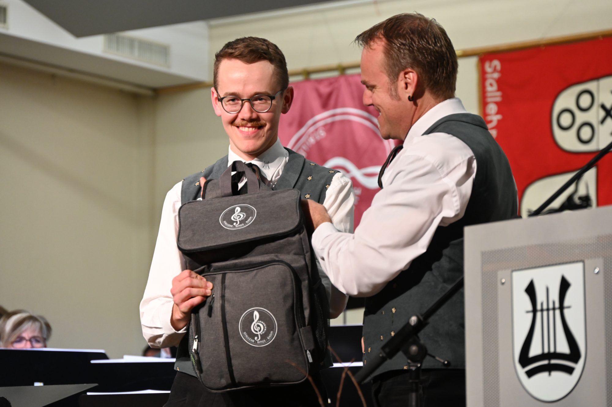 Obmann Sascha Walch gratulierte Joachim Bitschnau zum erfolgreichen ersten Konzert als Kapellmeister.