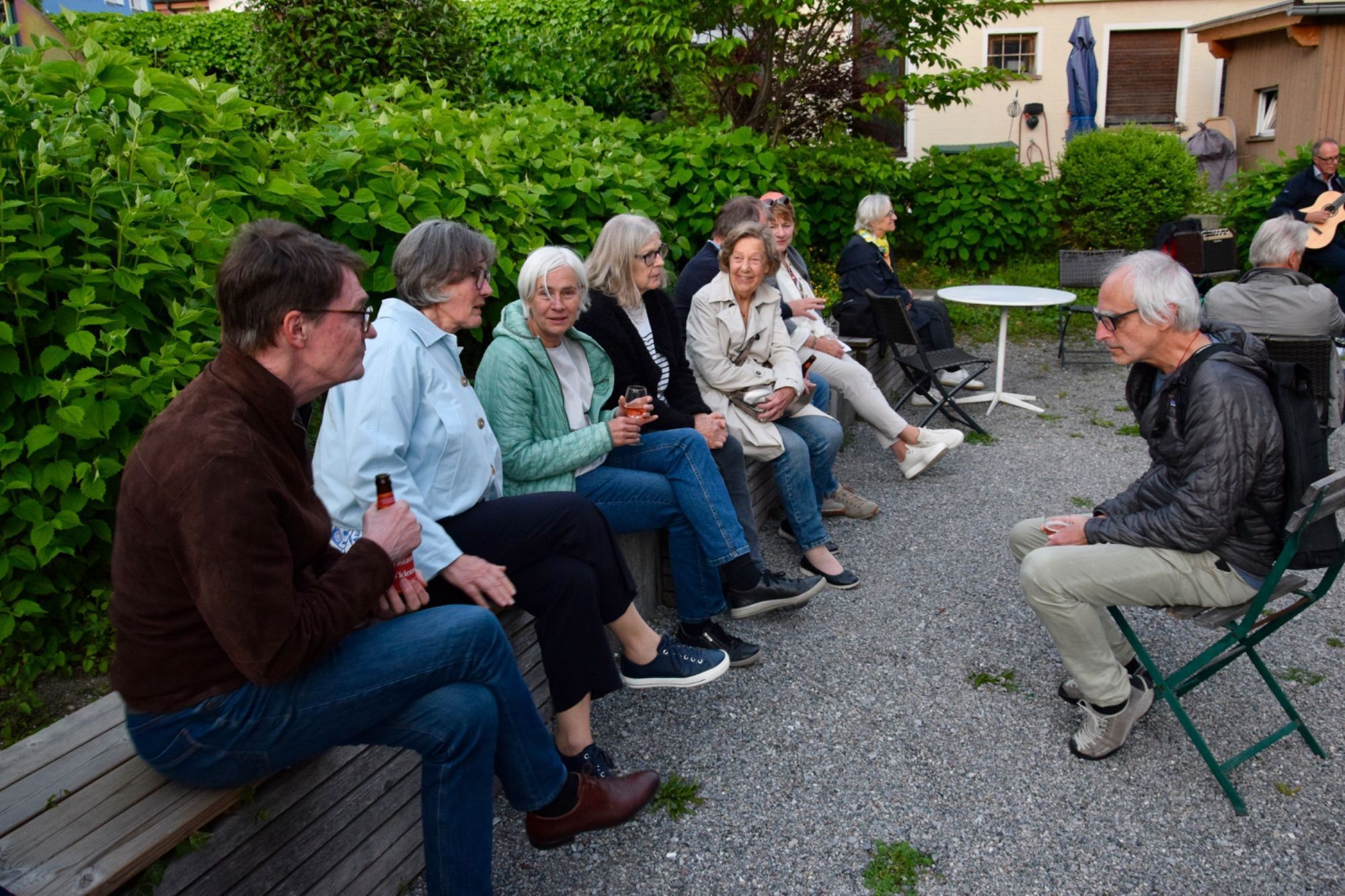 Besucherinnen und Besucher der Ausstellungseröffnung im Garten der MAP Kellergalerie