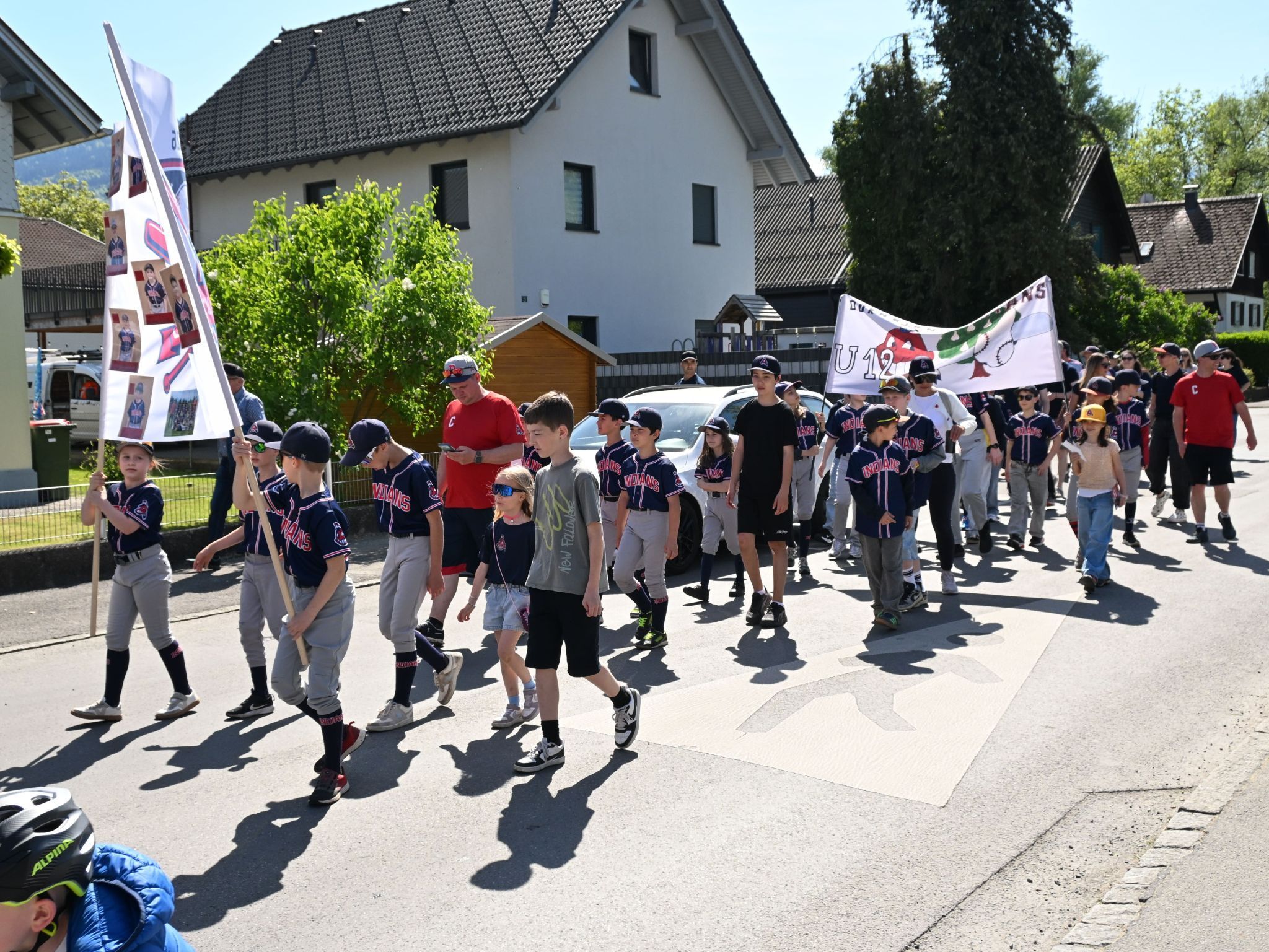 Zahlreiche Familien begleiteten die Teams auf dem Weg zum Baseballfeld.