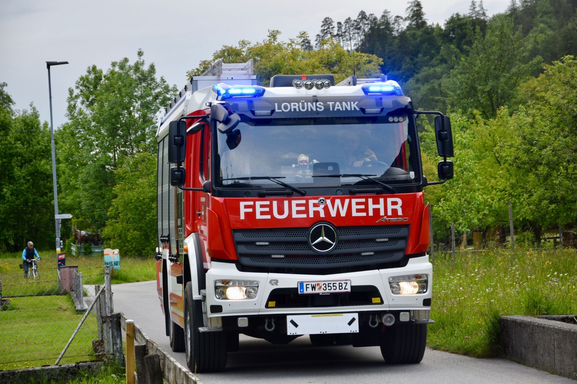 Das neue Fahrzeug wurde beim Gerätehaus Lorüns mit großer Freude erwartet.