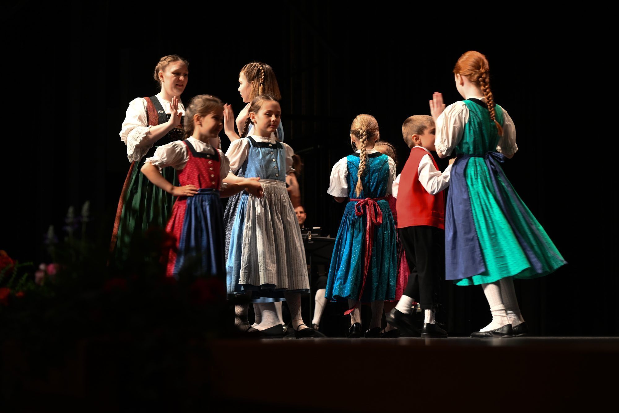 Die Kindertanzgruppe führte stolz ihre Tänze vor.