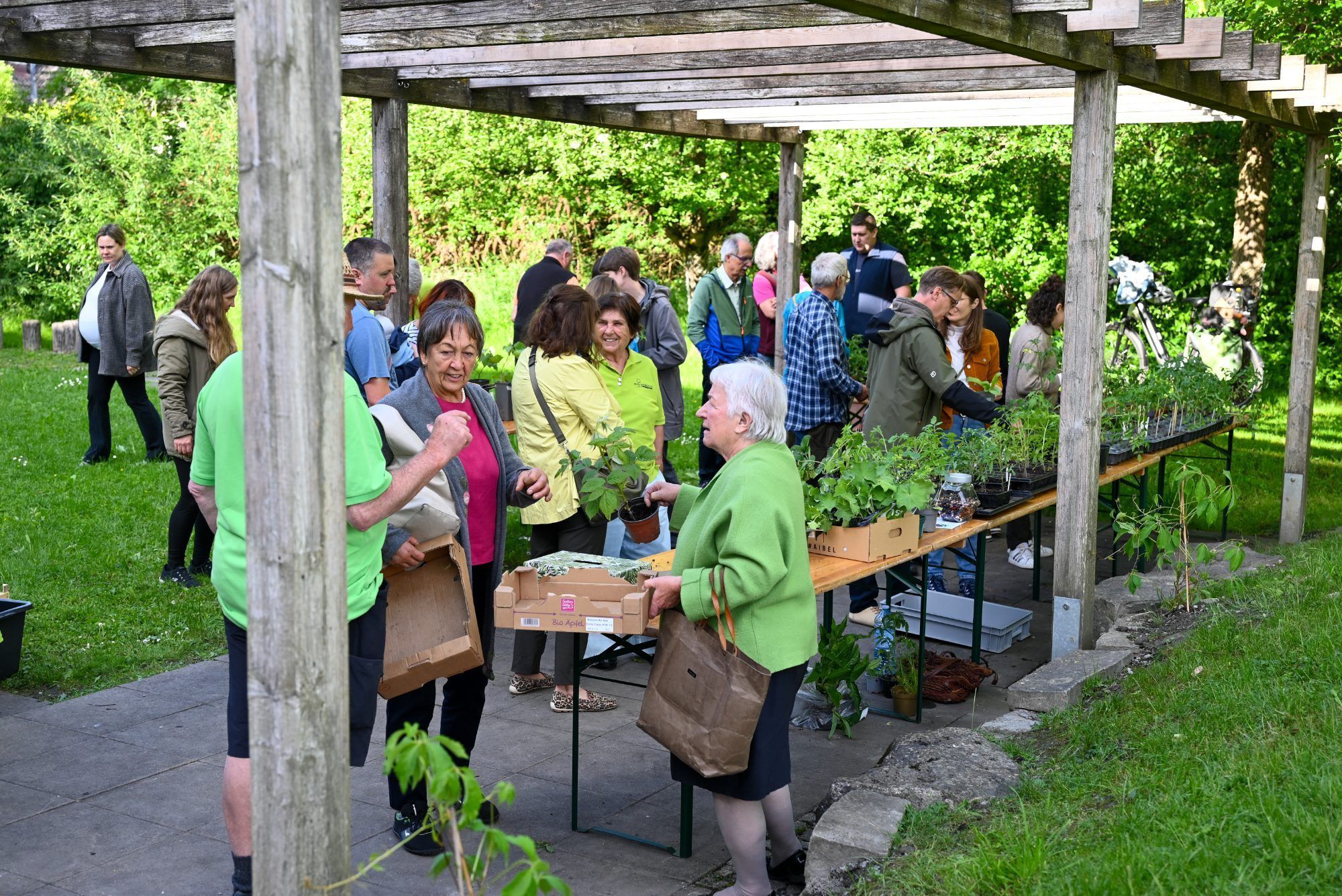 Vor Ort kamen die Besucher miteinander ins Gespräch und holten sich den einen oder anderen Tipp von den OGV-Experten.