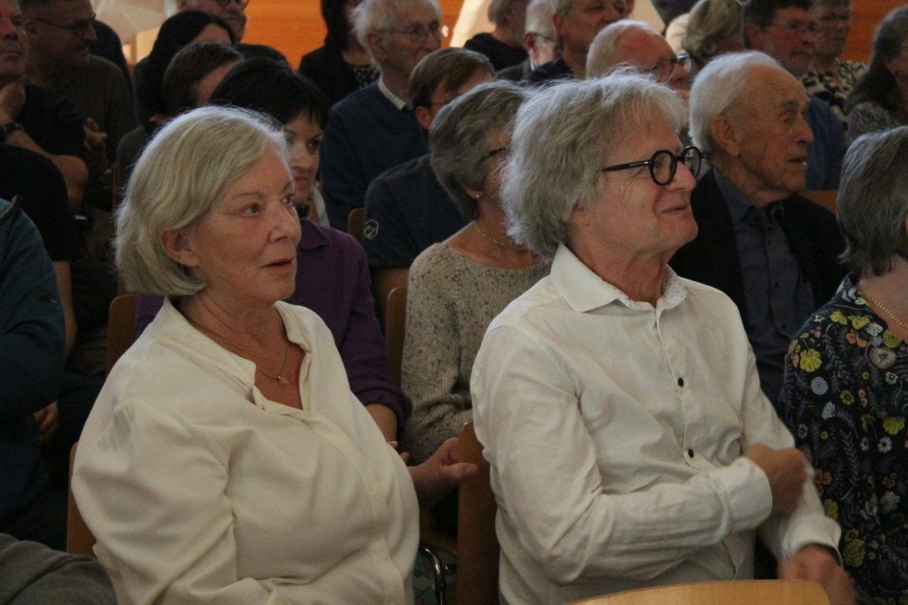 Gabriele Falschlunger und Adi Gross beim Zuhören.